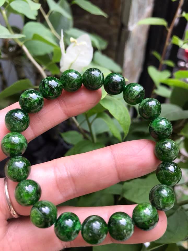 VÒNG TAY ĐÁ DIOPSIDE 10MM ĐẸP XUẤT SẮC LUÔN 100% ĐÁ DIOPSIDE TỰ NHIÊN CAO CẤP ĐẸP ĐEO SANG TAY NỮ MỆNH MỘC MỆNH HỎA CHUẨN HỢP MÀU XANH LÁ NGỌC SÁNG BÓNG ĐẸP XINH