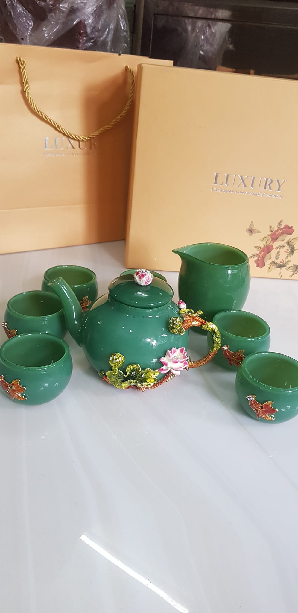 Bộ Bình Trà Chạm hoa kiểu rất đẹp đá mã não xanh ngọc tươi đậm đẹp anh chị để phòng khách, công ty, quà biếu tặng Sếp tặng tặng tân gia người thân ý nghĩa ạ