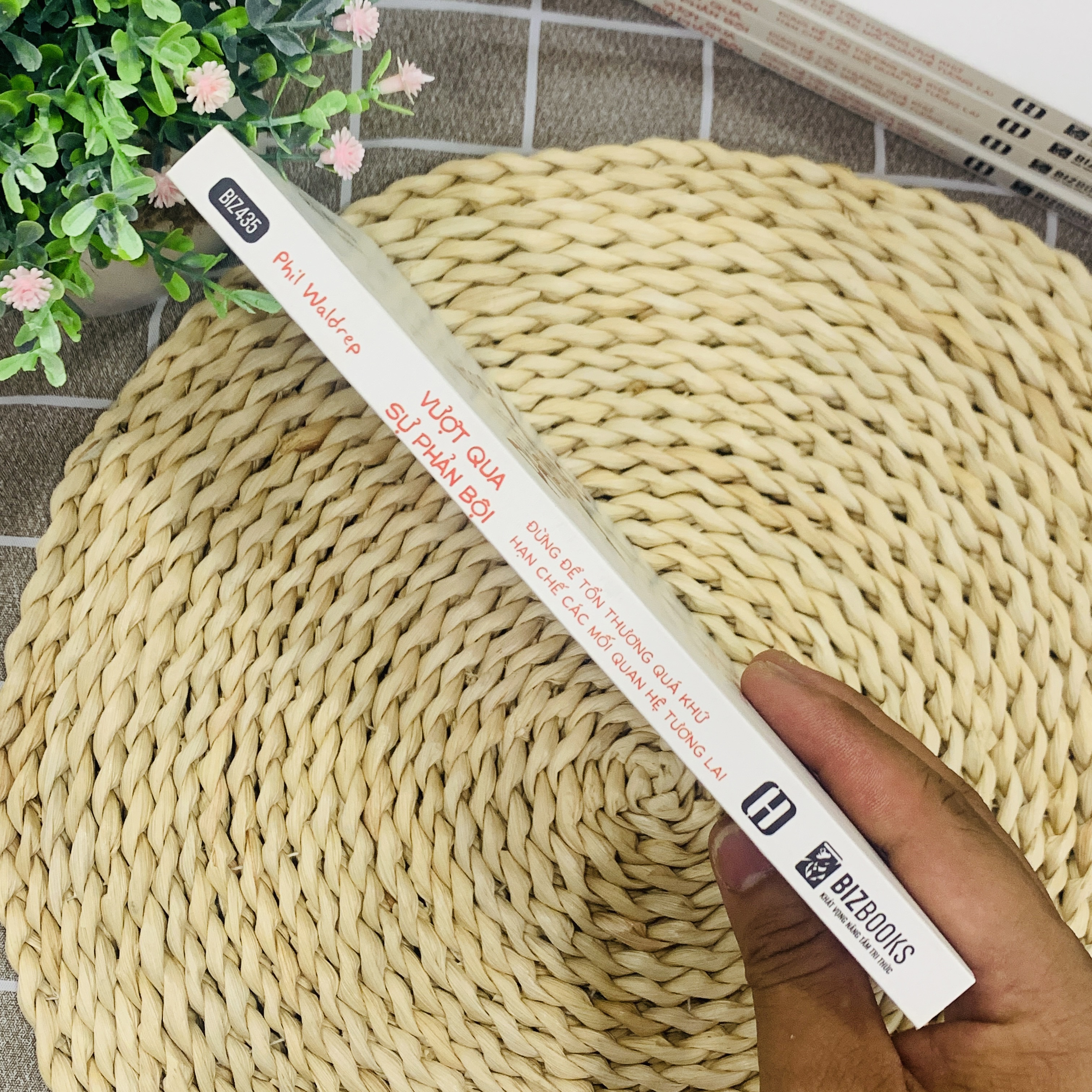 Sách Vượt Qua Sự Phản Bội: Đừng Để Tổn Thương Quá Khứ Hạn Chế Các Mối Quan Hệ Tương Lai