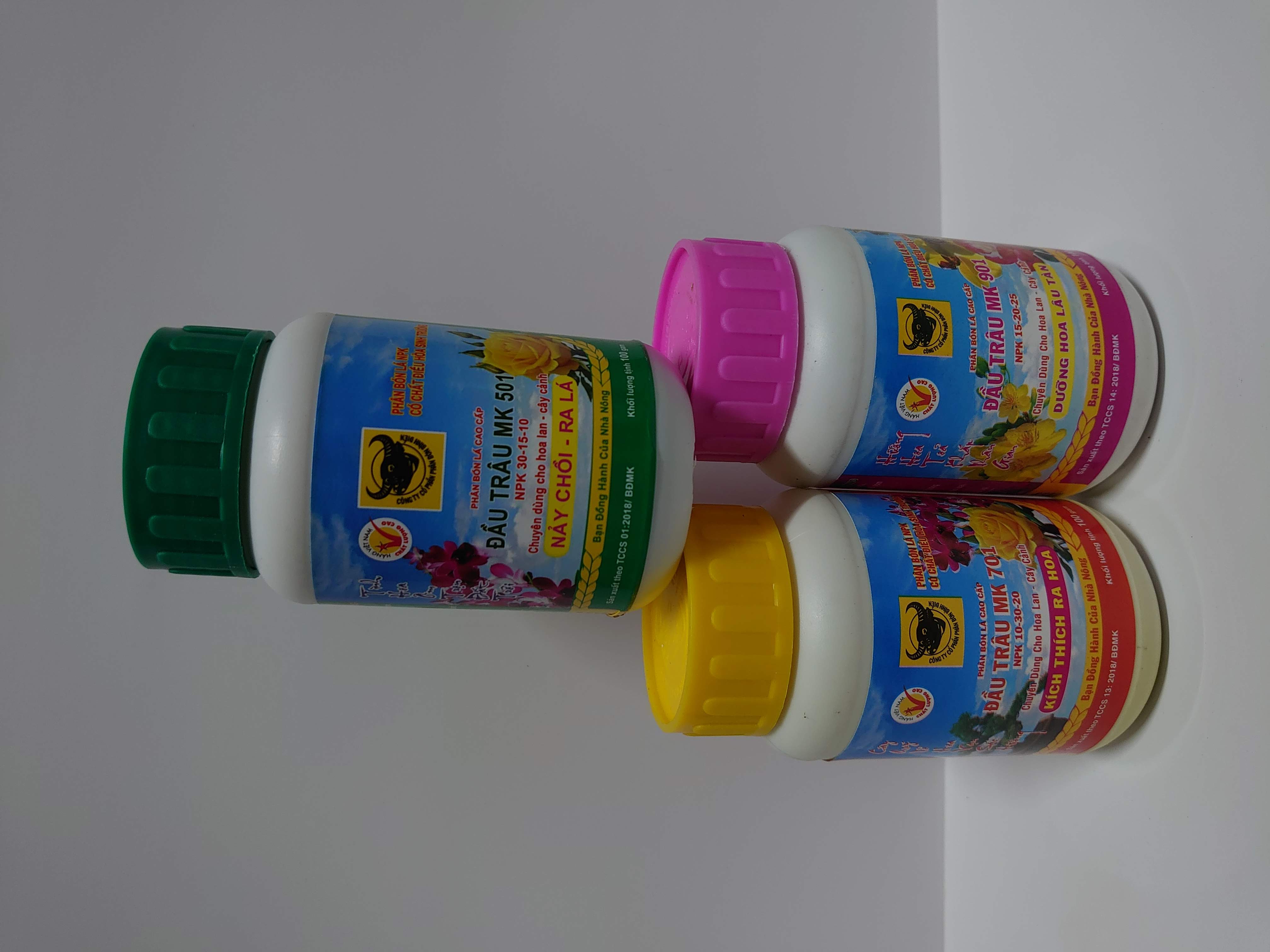 Bộ combo 3 lọ phân bón lá NPK Đầu Trâu dành cho hoa lan, cây cảnh.