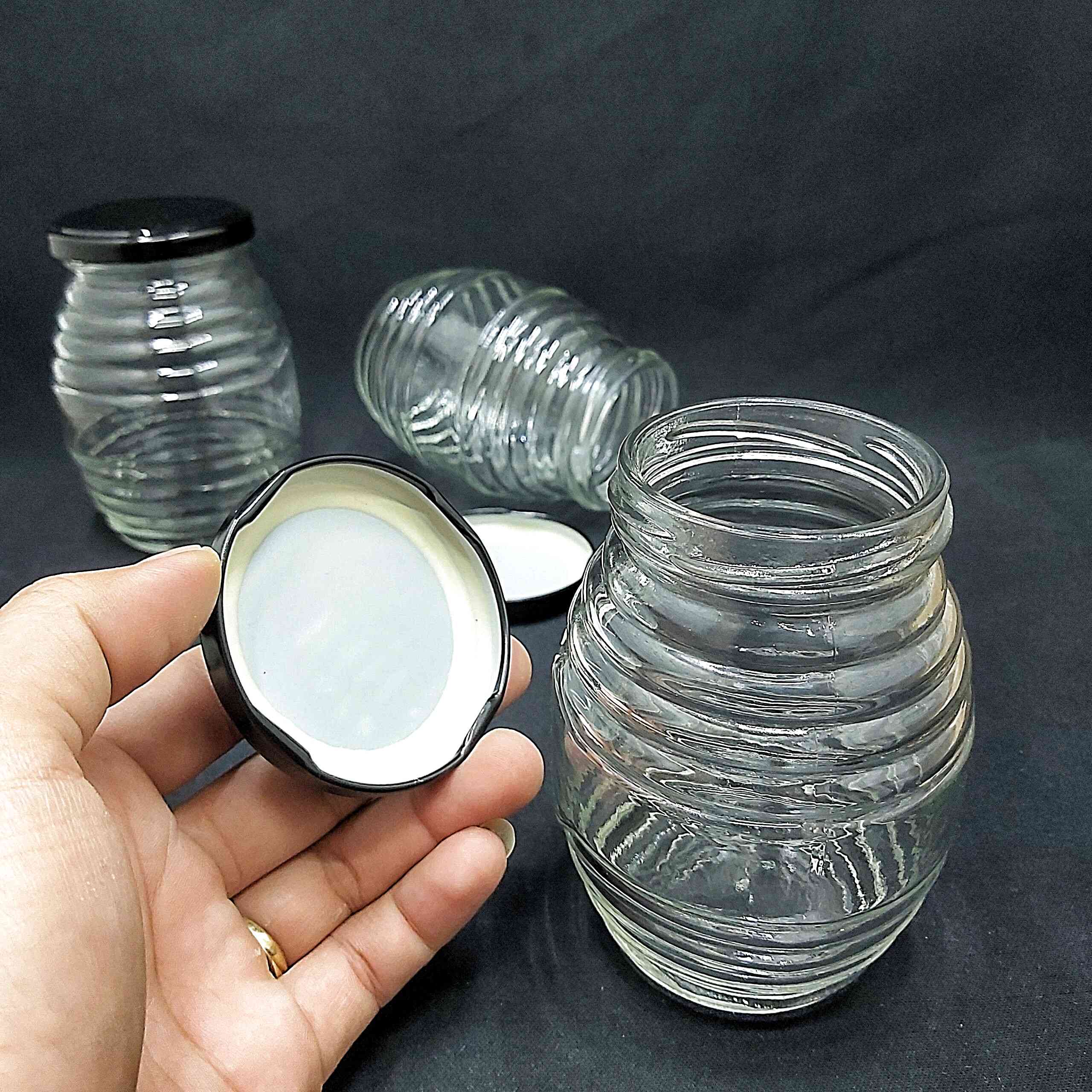 Combo 8 hũ thủy tinh 350ml mẫu con ong nắp thiếc đen vặn – hủ đựng mật ong, yến chưng, dầu dừa, gia vị, thức uống, sữa chua