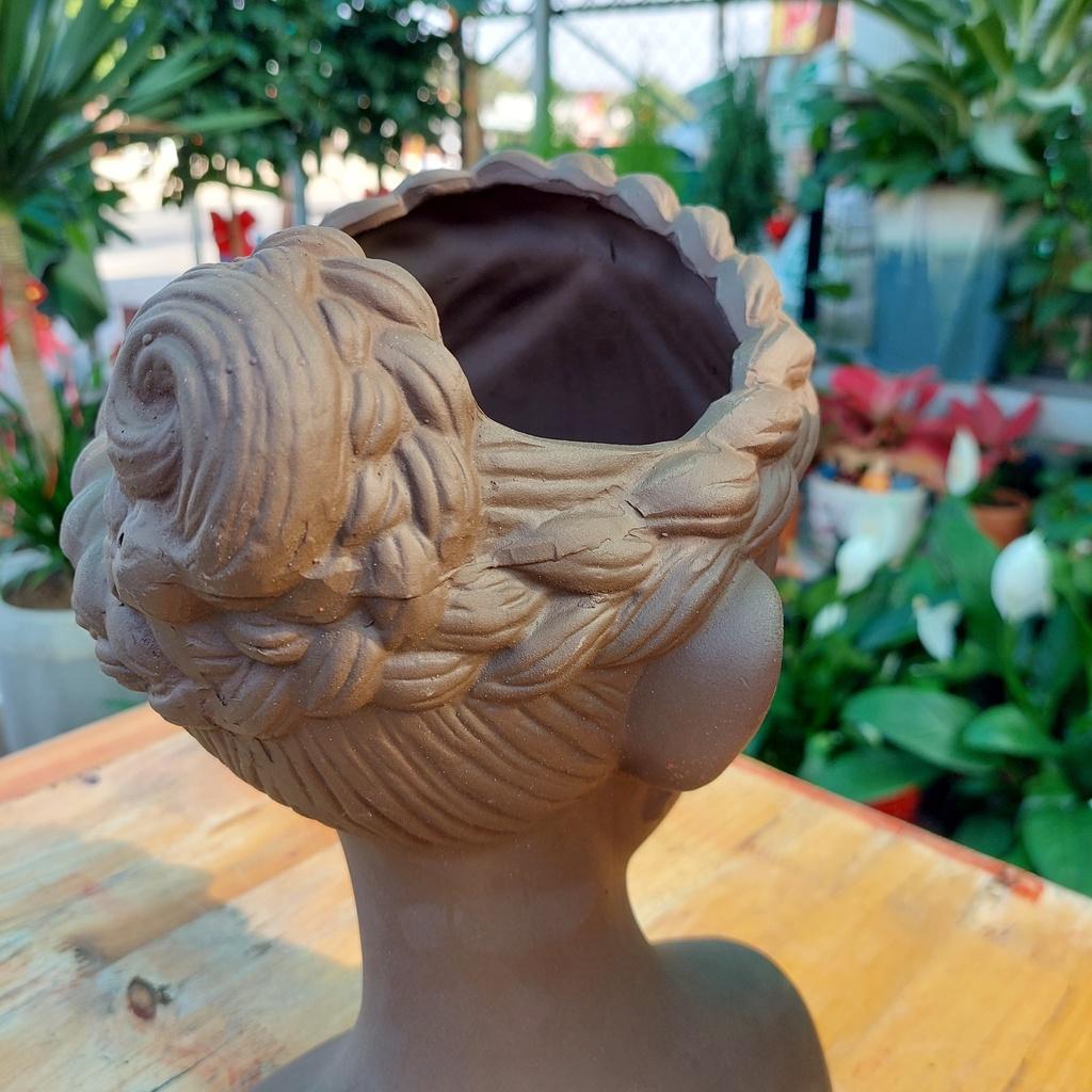Chậu đất nung Bình Dương - Cô gái bím tóc, miệng chậu 15cm ngang 11cm dọc, chiều cao 26cm