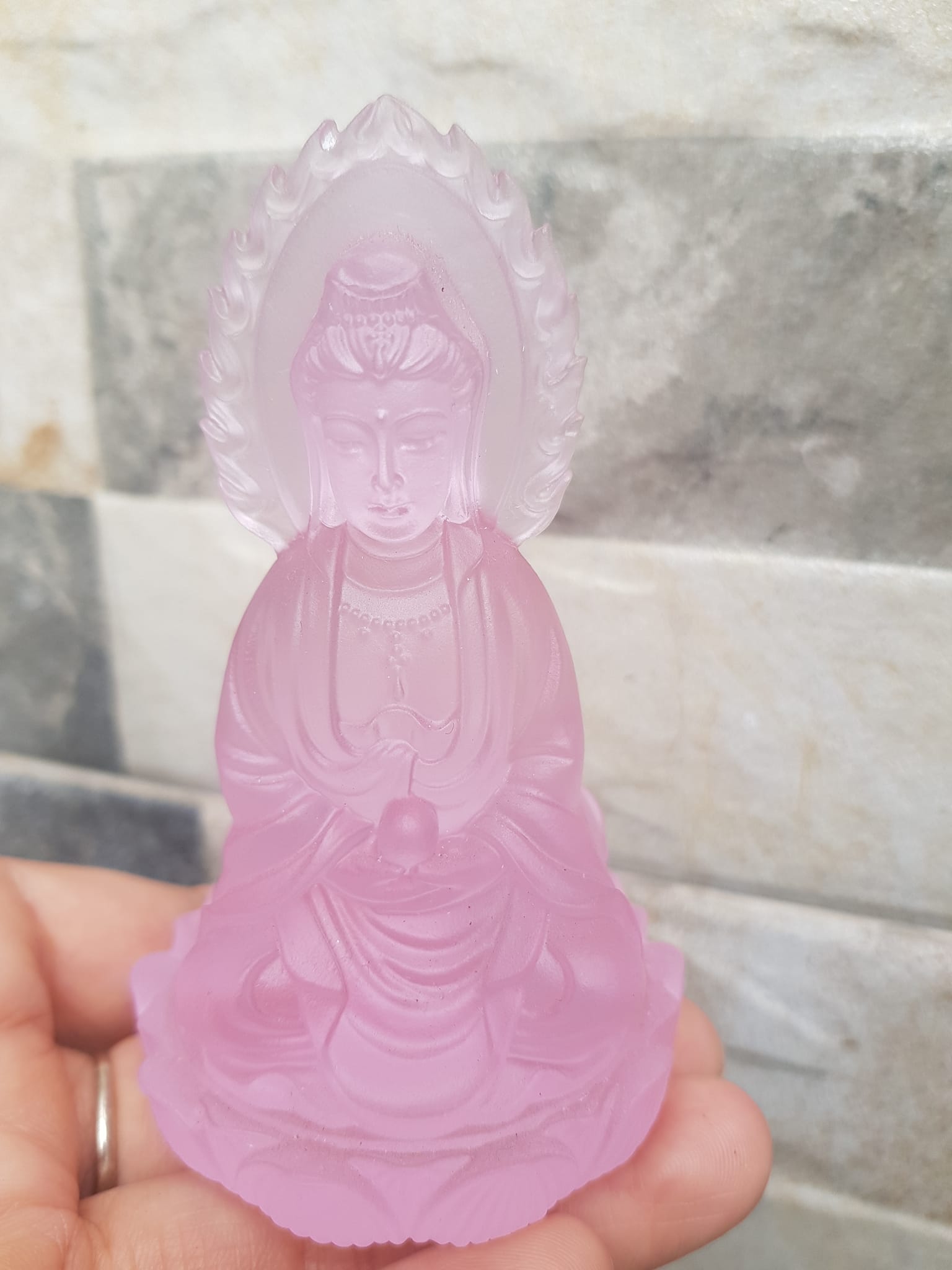TƯỢNG PHẬT BÀ QUAN ÂM 2 MẶT ĐÁ LƯU LY HỒNG TƯƠI ĐẸP ĐỂ TRONG XE HƠI hoặc BÀN cao 10cm đk 6cm Hợp Anh Chị mệnh HOẢ mệnh THỔ ạ