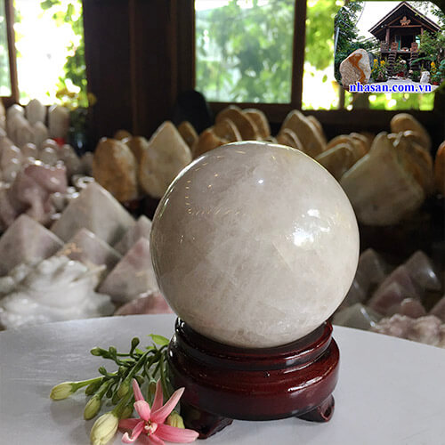 Quả cầu đá thạch anh trắng tự nhiên phong thủy QC825 nặng 700gr đường kính 8cm – Vật phẩm phong thủy tài lộc, may mắn và bình an