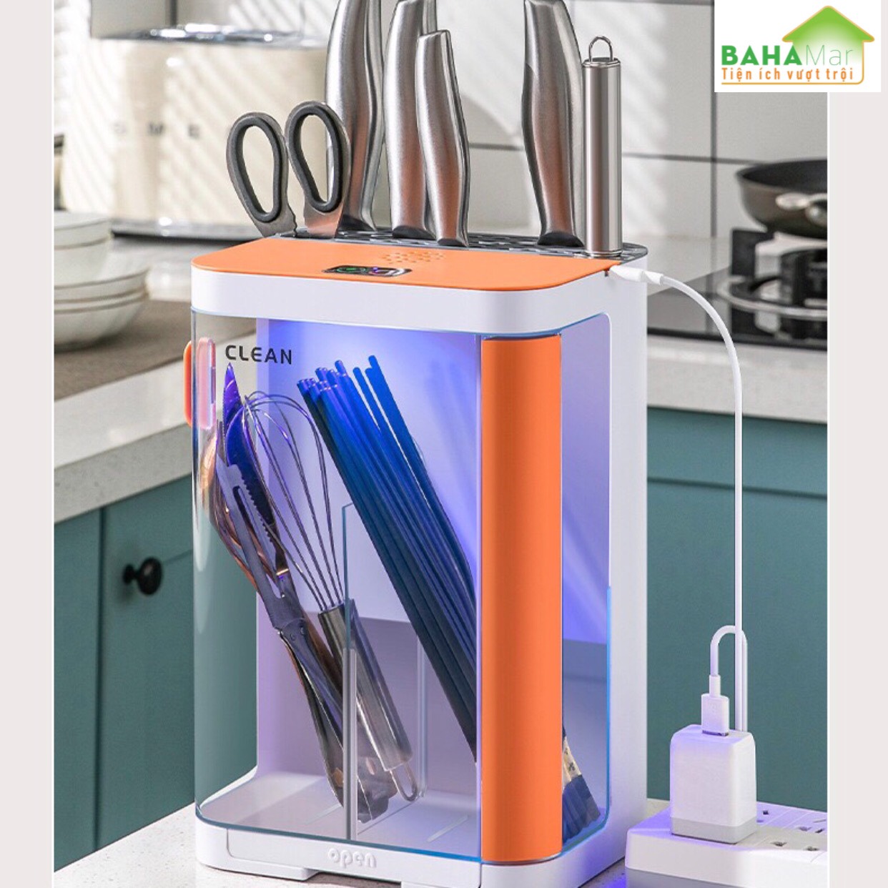HỘP KHỬ TRÙNG UV CÓ GIÁ CẮM DAO VÀ HỘP ĐỰNG ĐŨA THÌA - TREO TƯỜNG KHÔNG CẦN KHOAN TƯỜNG "BAHAMAR"Có các hạt đèn khử trùng tia cực tím sâu UVC giúp khử trùng toàn diện hơn.