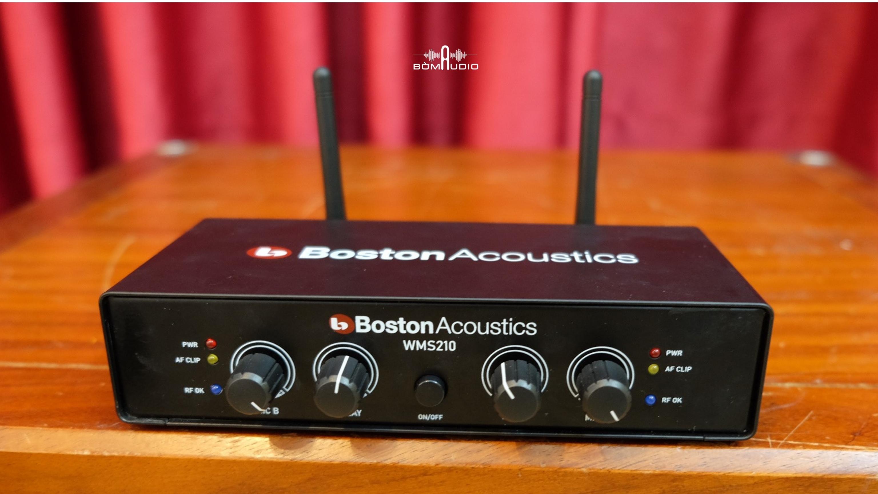 BOSTON ACOUSTICS WMS210 | Micro Không Dây 2 Kênh A/B Độc Lập - Tần Số UHF 768.5 ~ 793.5MHz -  Mạch Effect chỉnh cơ trực tiếp Hiệu ứng Echo và Delay tiện lợi - Bắt Sóng Nhạy - Hút Giọng Tốt - Cầm Chắc Tay - Thiết Kế Sang Trọng | Hàng Chính Hãng _ Mới 100%