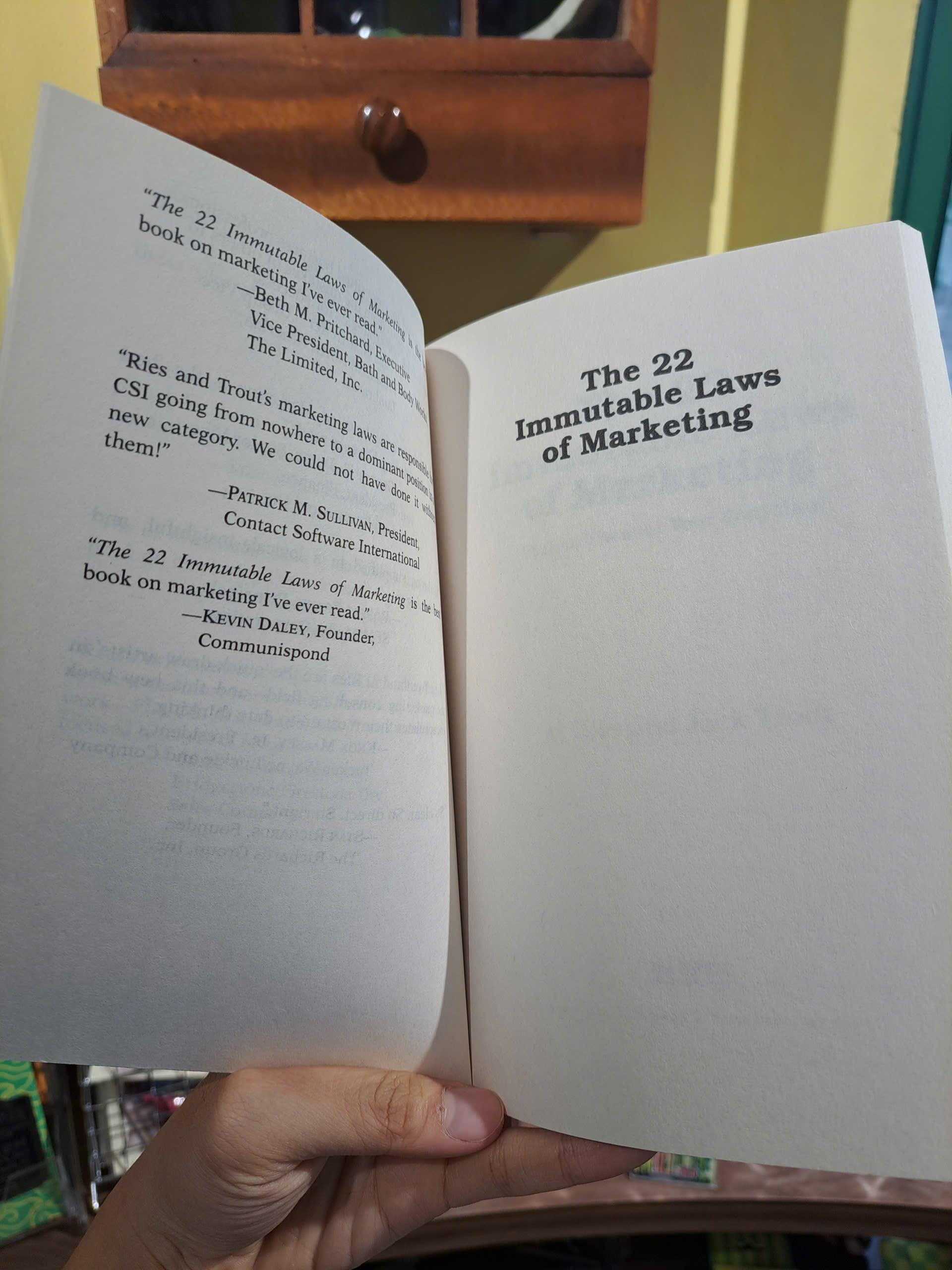Sách - The 22 Immutable Laws of Marketing by Al Ries & Jack Trout | Business / Self Help / Management / Ngoại văn
