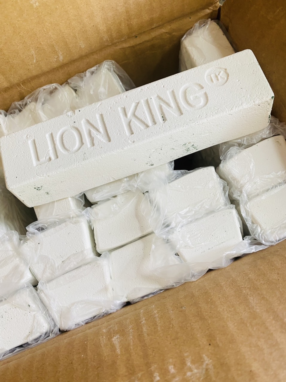 Sáp (Lơ)  MÀU TRẮNG đánh bóng inox/kim loại LION KING (400 gram/viên)