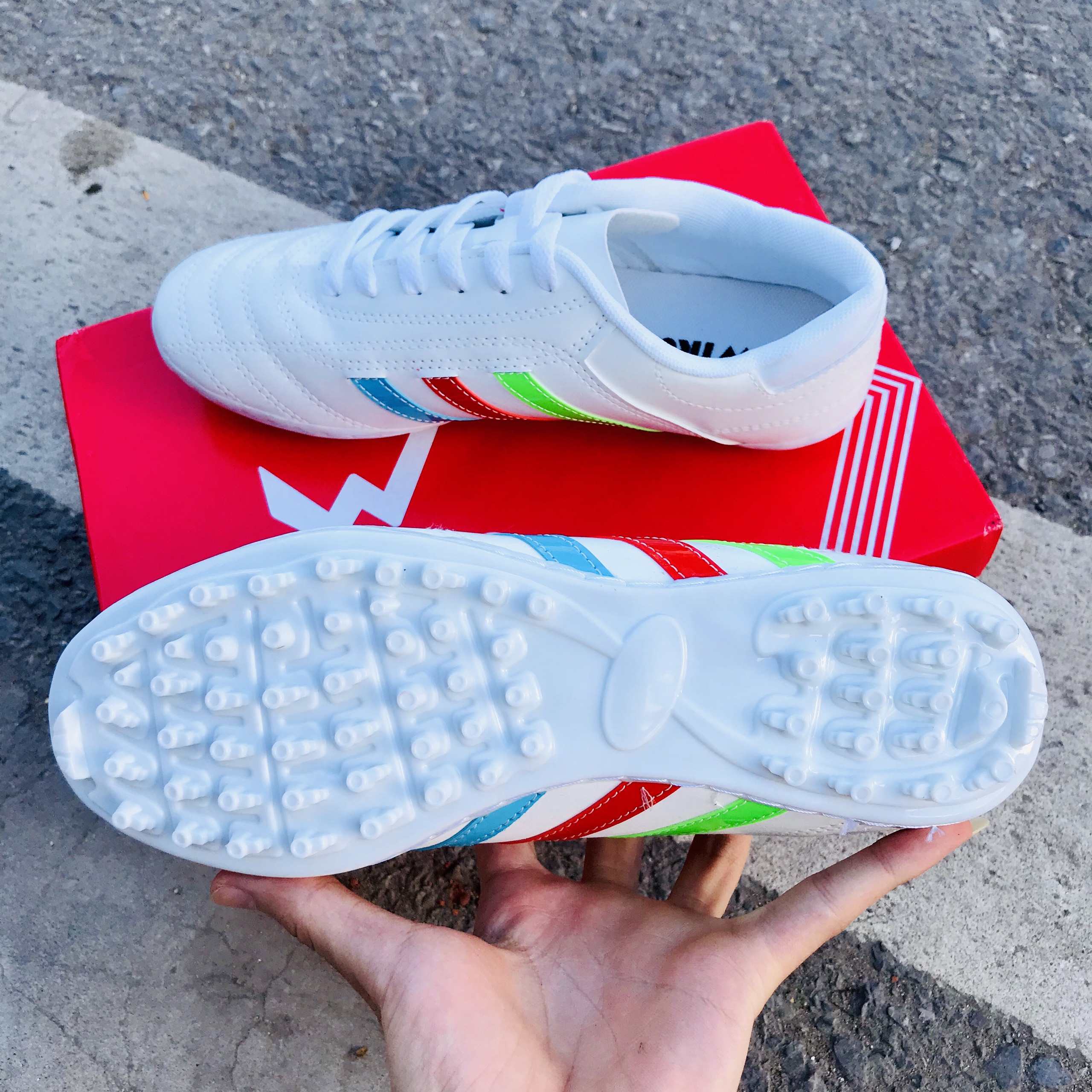 Mẫu giày đá banh sân cỏ nhân tạo 3 sọc cao cấp