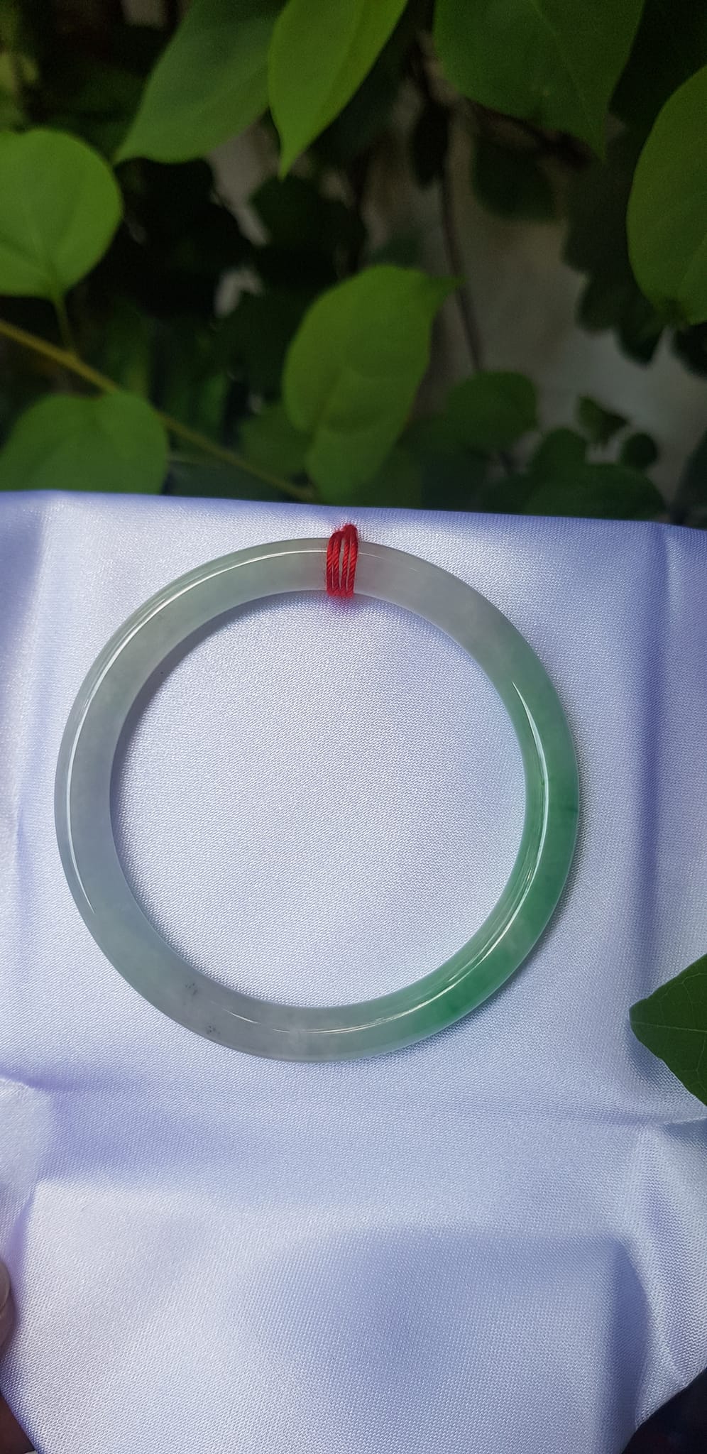 Vòng tay đá cẩm thạch tự nhiên TR Lý A 50mm x cọng nhỏ 6,2mm Màu trắng bóng xanh lý đậm 1 bên bóng đẹp Nữ 50kg - 55kg đeo ạ