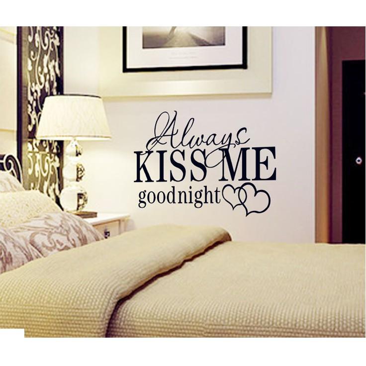 Decal trang trí tường chữ Tiếng Anh KISS ME