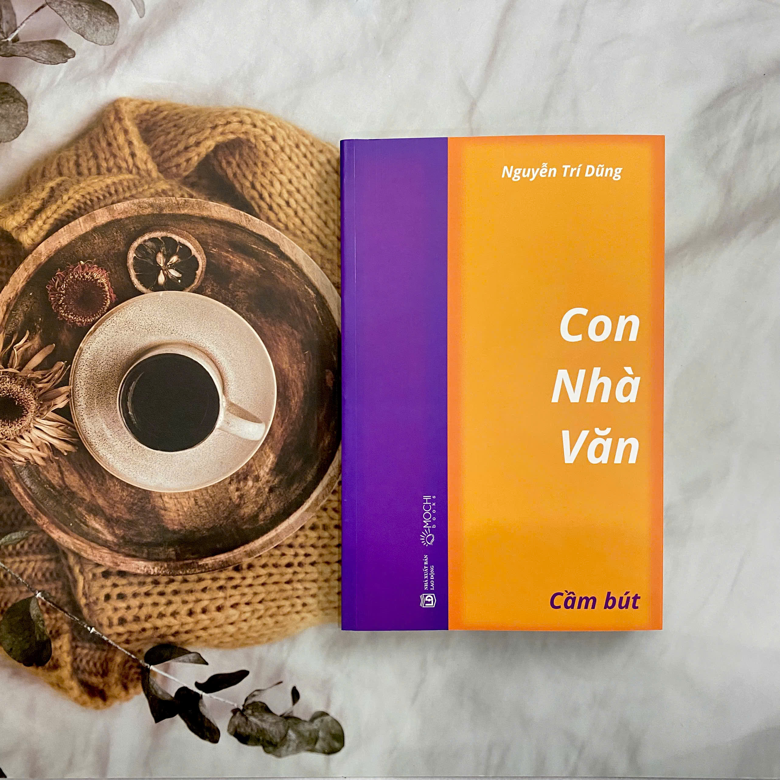 Sách - Con nhà văn (Cầm bút)