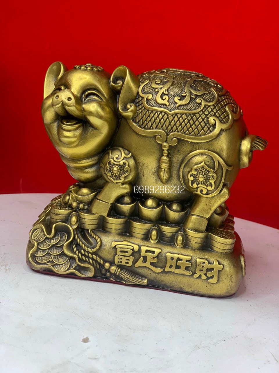 Tượng heo phong thuỷ đứng đế tiền bằng đồng vàng cỡ nhỏ