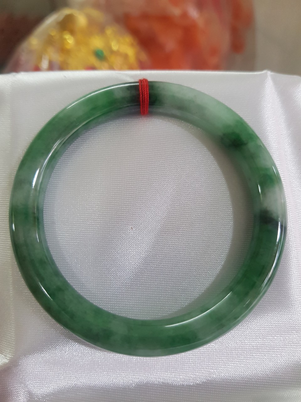Vòng Cẩm Thạch tự nhiên mới cao cấp đẹp Đậu Lý Sịn Sao 54mm x cọng 8mm màu xanh đậu lý đậm nhạt điểm trắng nhẹ đẹp bóng nữ 53kg - 60kg đeo rất đẹp sang tay món quà tặng Mẹ , Vợ người thân ý nghĩa ạ