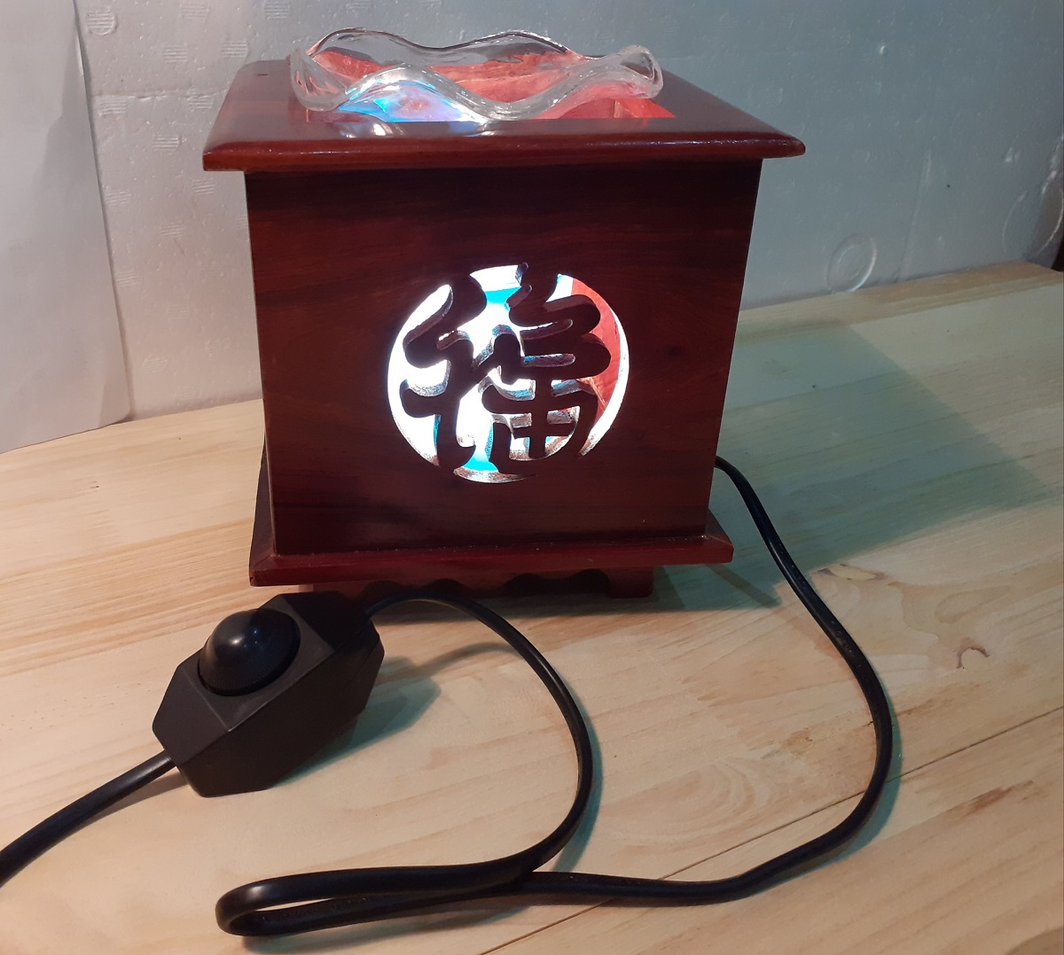 Đèn xông tinh dầu gỗ hương