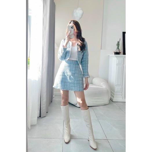 Set áo croptop dạ xanh kèm áo thun hai dây 2S trắng với chân váy