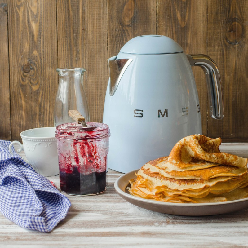 Ấm đun nước Smeg màu xanh dương KLF03PBEU 535.43.678 - Hàng chính hãng