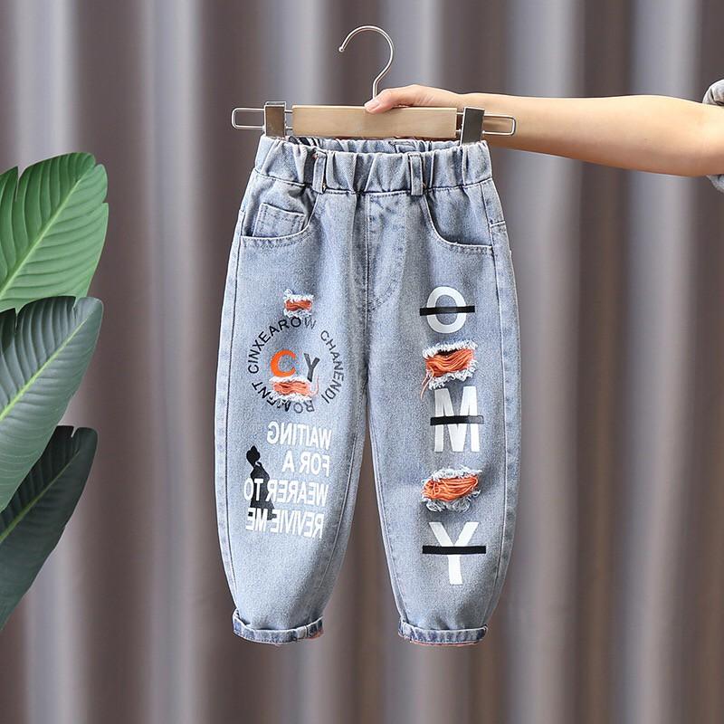 Quần jean bé trai sáng màu in chữ phong cách QBT0032B