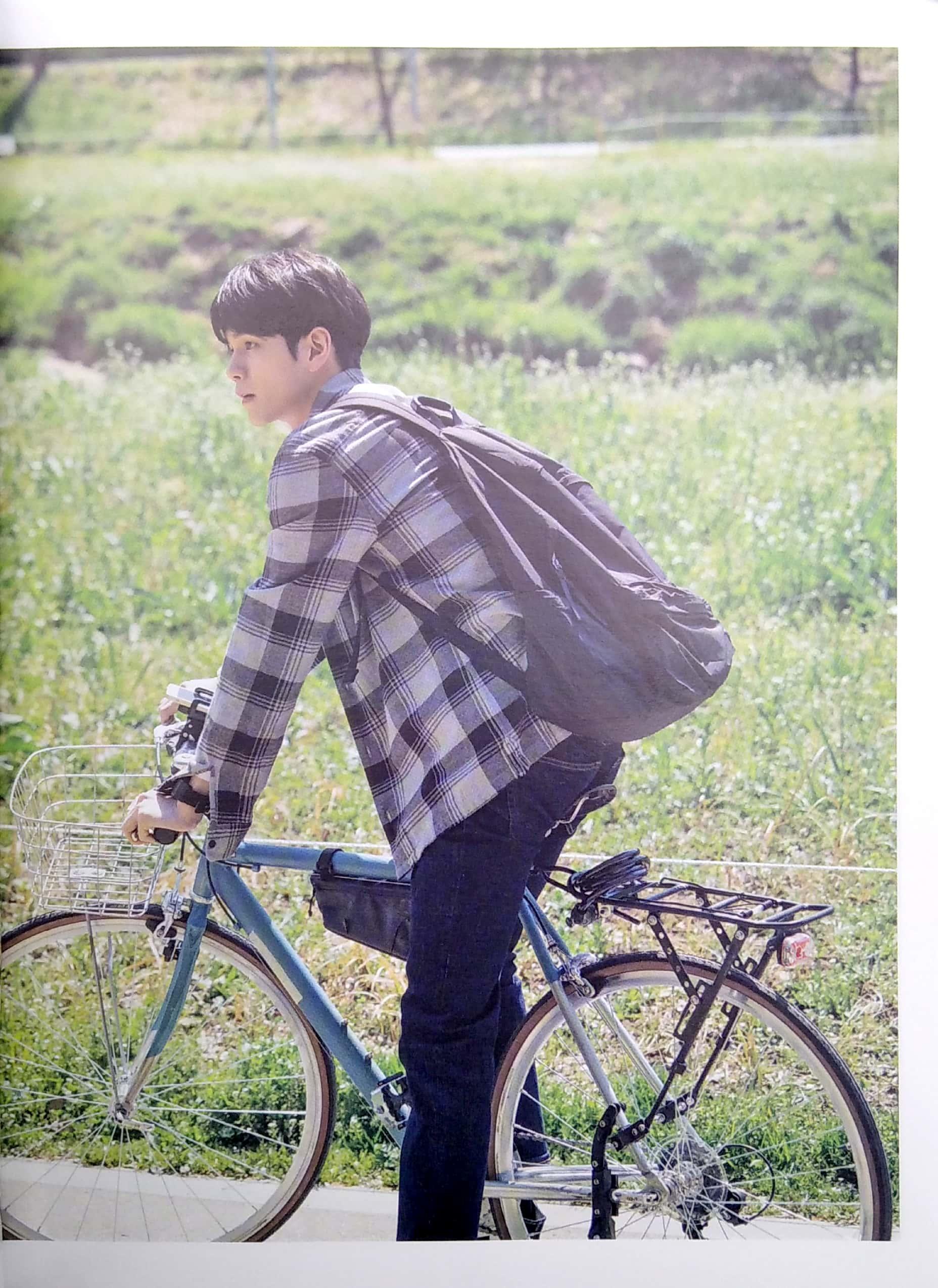 Khoảnh Khắc Tuổi 18 (Kèm Phụ Bản: 1 Postcard Seongwoo Xinh Xắn)