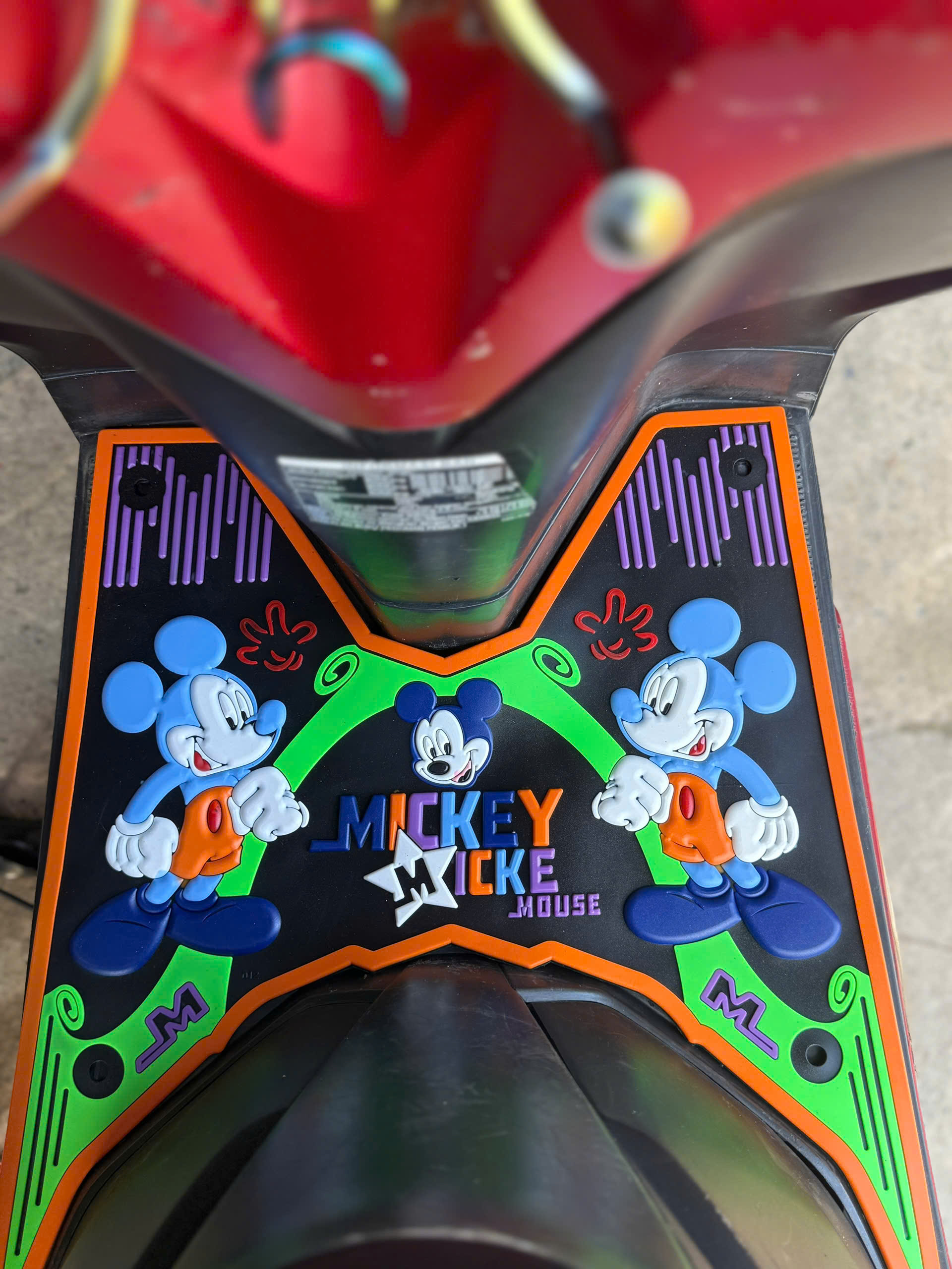 thảm hoạt hình chuột mickey gắn cho xe vario, click 125-150 màu ngẫu nhiên