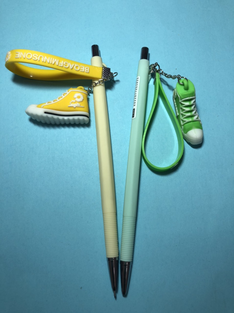 Bộ 2 cây bút chì bấm 0.5 có đuôi tòng ten hình chiếc giày cute (màu ngẫu nhiên)