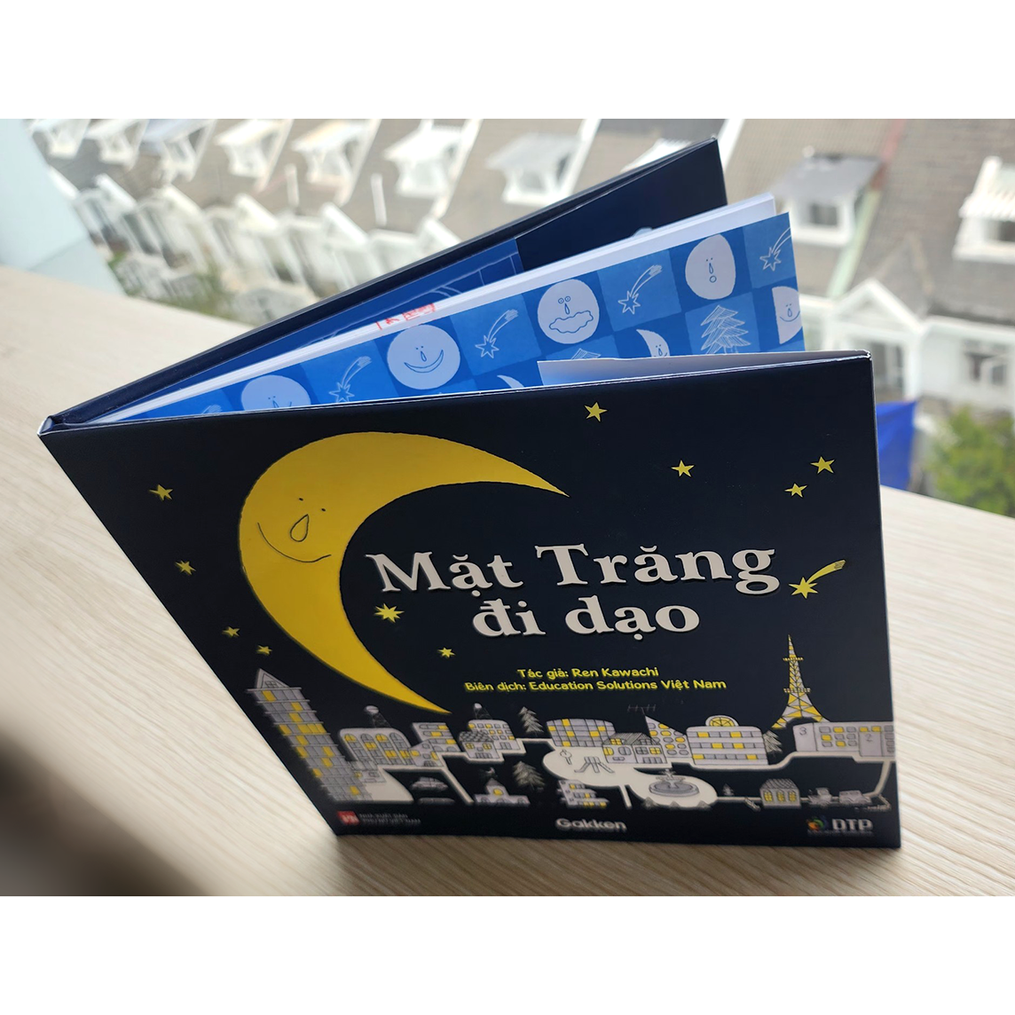 Sách Mặt Trăng đi dạo