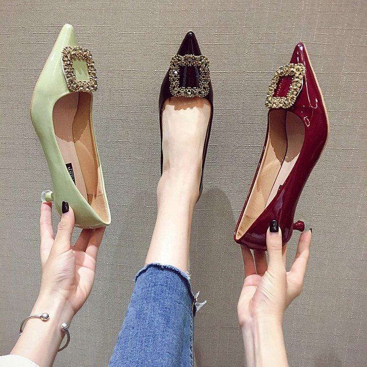 Giày cao gót với gót thấp đính phụ kiện vuông trang trí đơn giản thời trang cho nữ