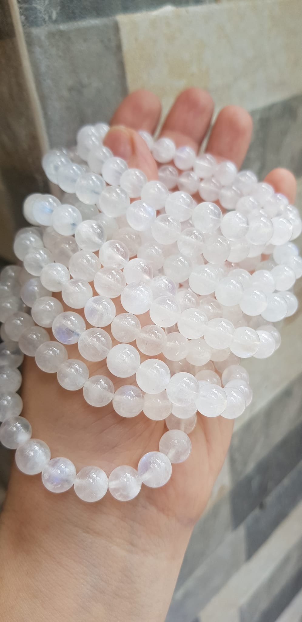 Vòng tay phong thuỷ may mắn moon trắng tự nhiên 8mm hay đá ánh trăng trắng trong bóng đẹp size vòng hạt 8mm màu trắng trong sáng tươi đẹp chuẩn hợp nữ mệnh kim mệnh thuỷ đeo ạ
