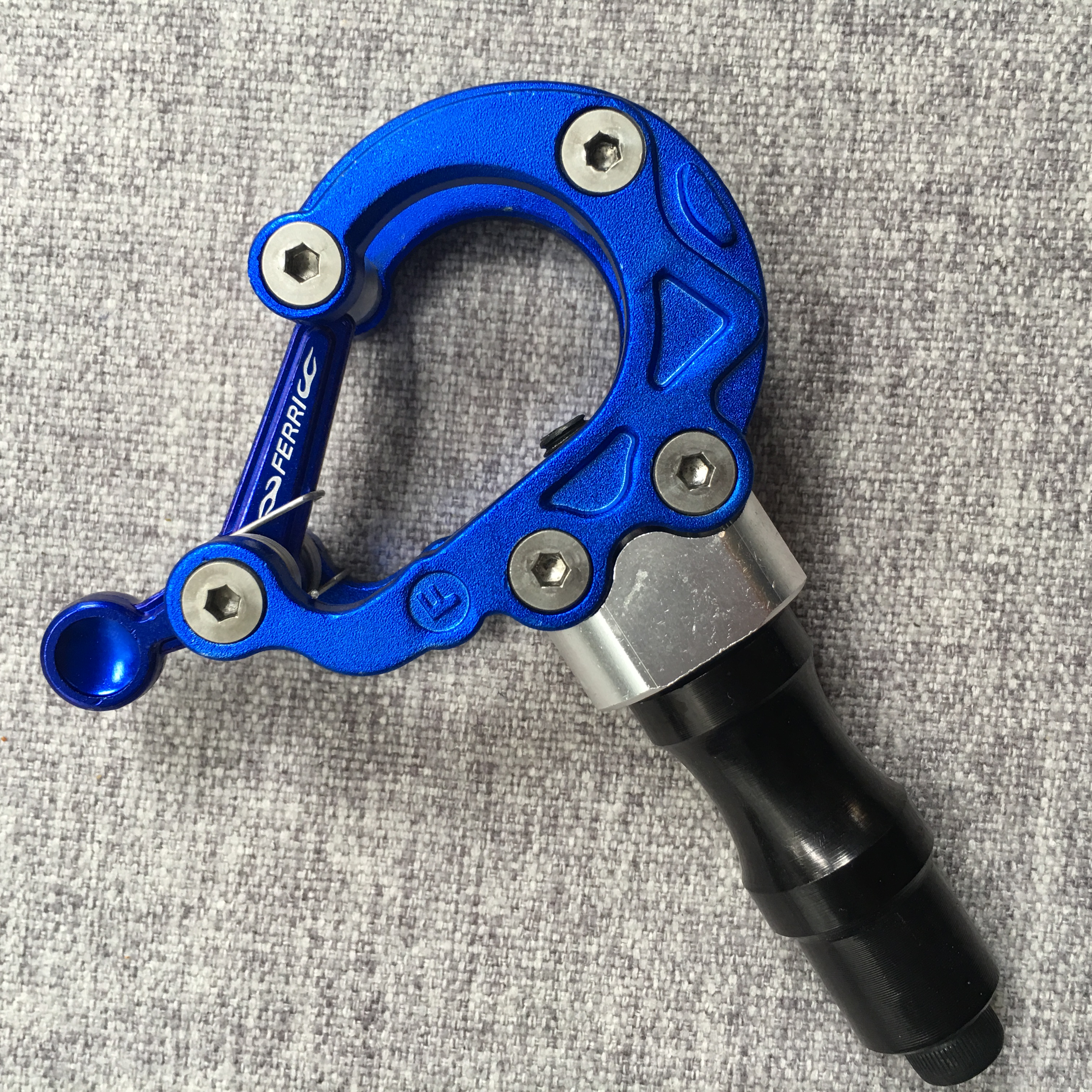 Móc treo xe kiểu dáng thể thao bằng nhôm CNC cao cấp