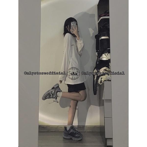 Áo sweater cotton trắng và quần đùi kaki đen