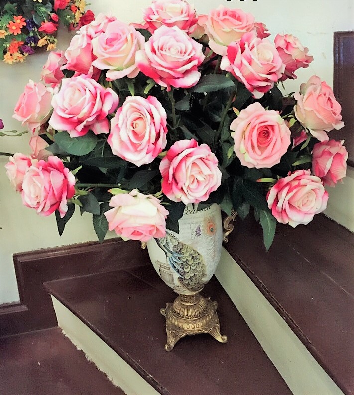 Bình hoa hồng nhung nghệ thuật tươi tắn yêu kiều tượng trưng cho tình yêu và hạnh phúc