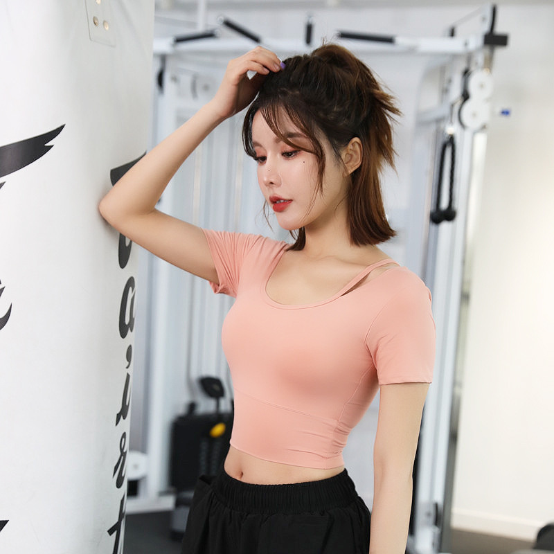 Áo Crotop có đệm ngực phối dây vai - Mẫu crotop có gắn đệm ngực giúp vận động dễ dàng hơn - Điểm nhấn là chiếc dây vai nhỏ có thể khoe xương quai xanh