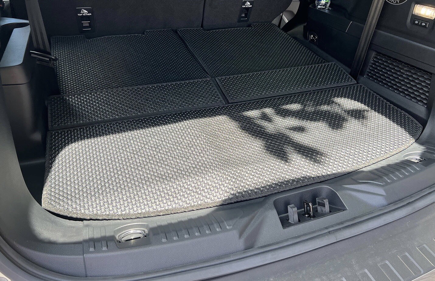 Thảm lót sàn ô tô KATA cho xe Ford Everest (2022-2023) - Khít với sàn xe, Chống thấm, Không mùi, Không ẩm mốc