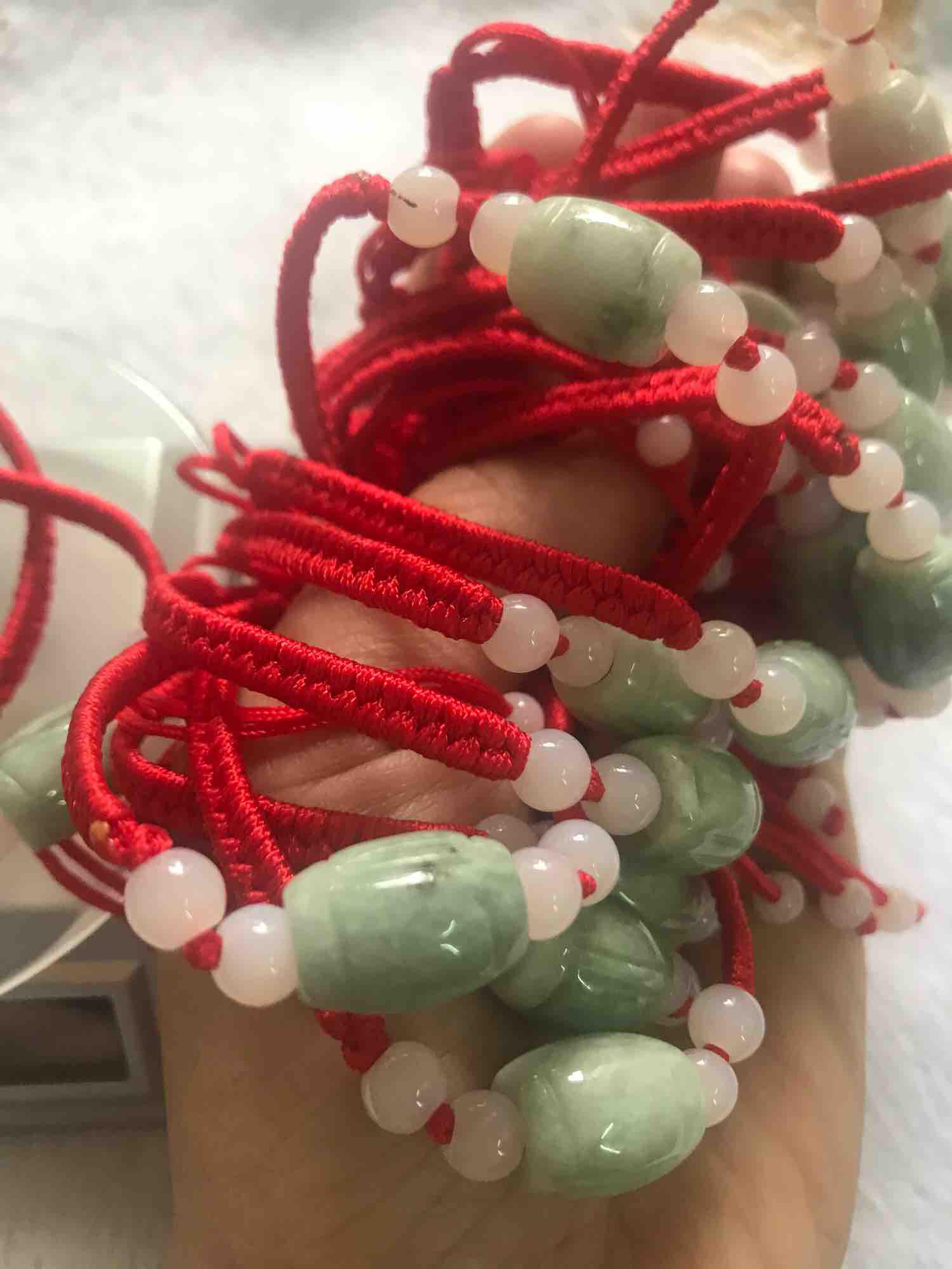 CHIẾC VÒNG TAY DÂY ĐỎ MAY MẮN ĐÁ CẨM THẠCH XANH NHẸ NHẸ NỮ ĐEO VÀ CÁC BÉ ĐEO ĐƯỢC HẾT Ạ