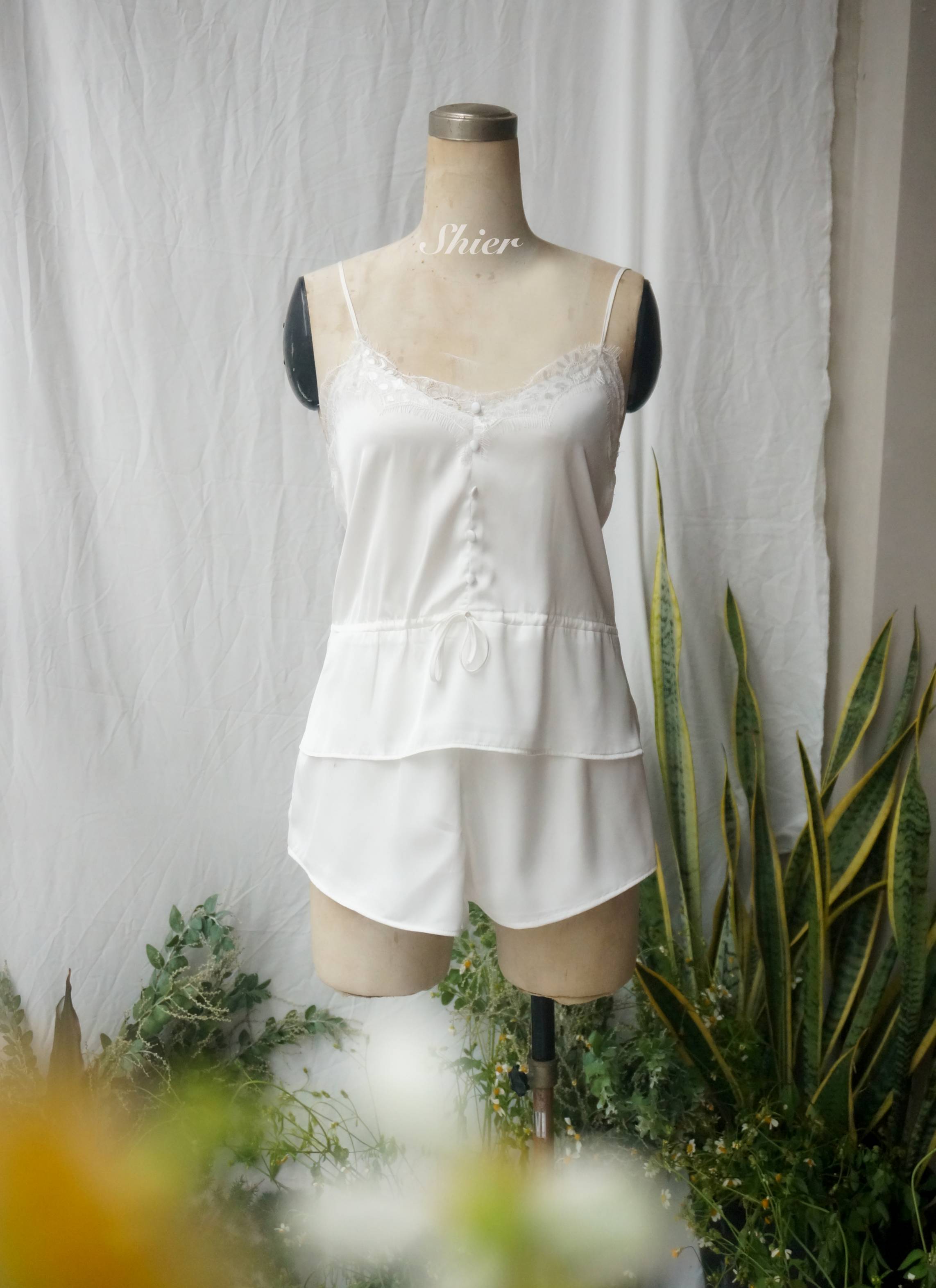 Đồ Bộ Lụa Ngắn Daisy, Bộ Quần Áo Ngủ Ngắn Quần Short Mix Kèm Áo 2 Dây Chất Lụa Mát Mịn Đồ Ngủ Mặc Nhà Chít Eo Phối Ren Nhấn Viền Ngực Tinh Tế
