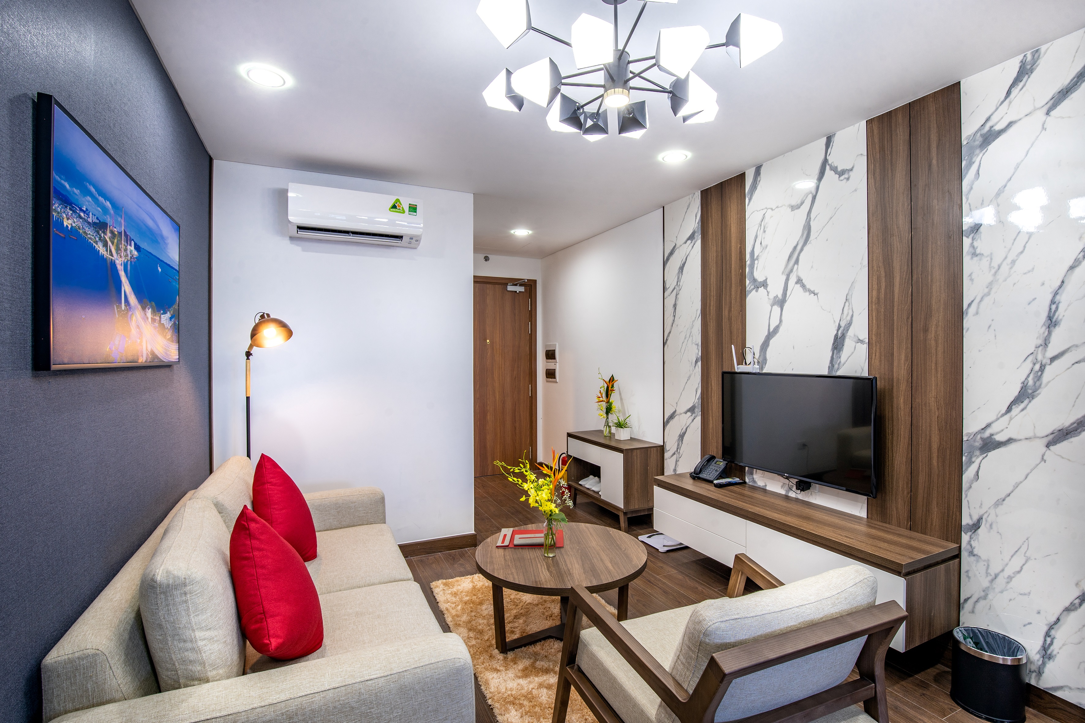Ramada by Wyndham 4* Hạ Long - Bao gồm 2 bữa ăn, Phòng nghỉ, Hồ bơi vô cực Tầng 31, Khách Sạn Ngay Trung Tâm Hạ Long