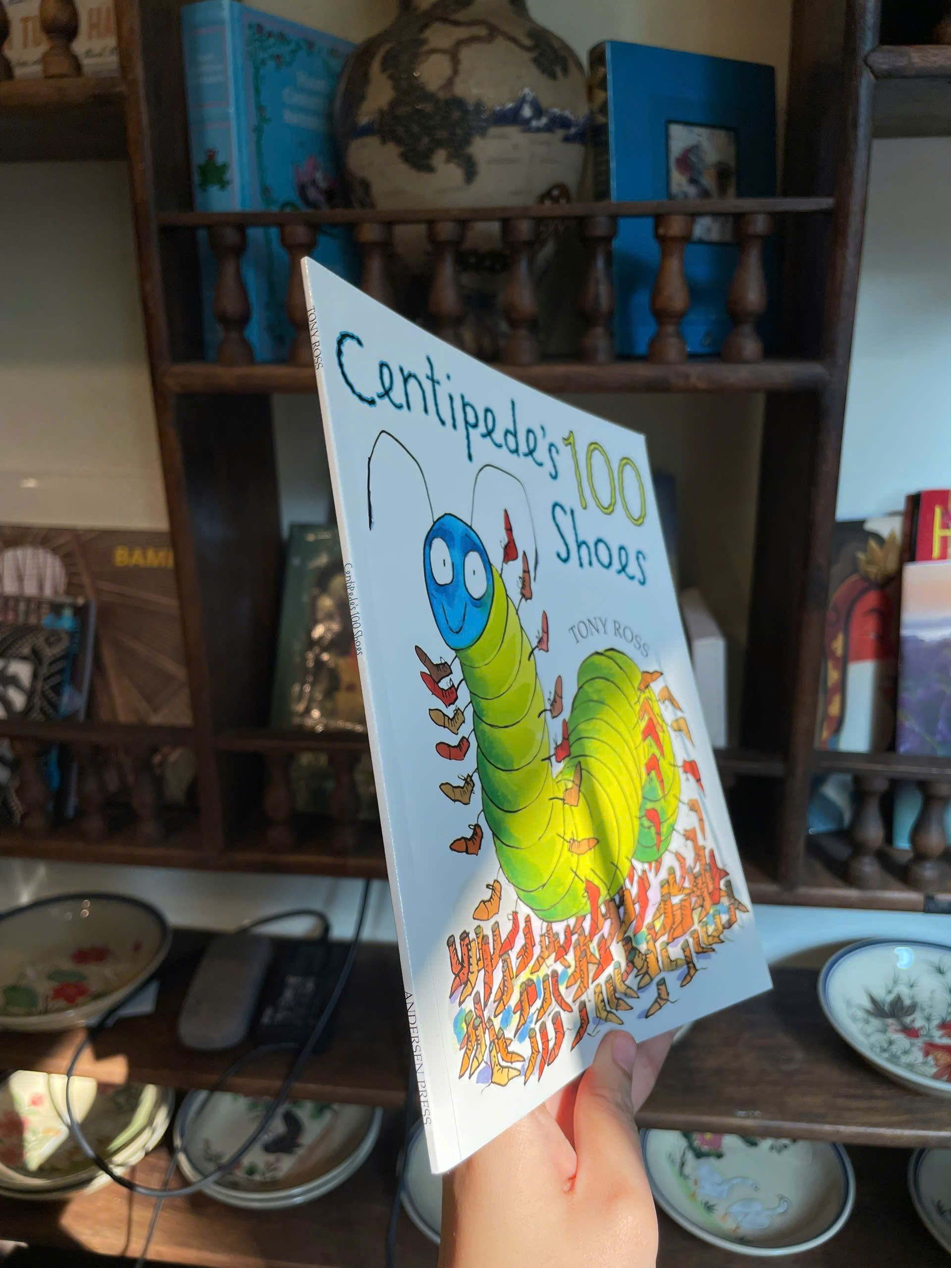 Sách - Centipede's 100 Shoes by Tony Ross - Children Picture Story book in English - Sách Ngoại Văn