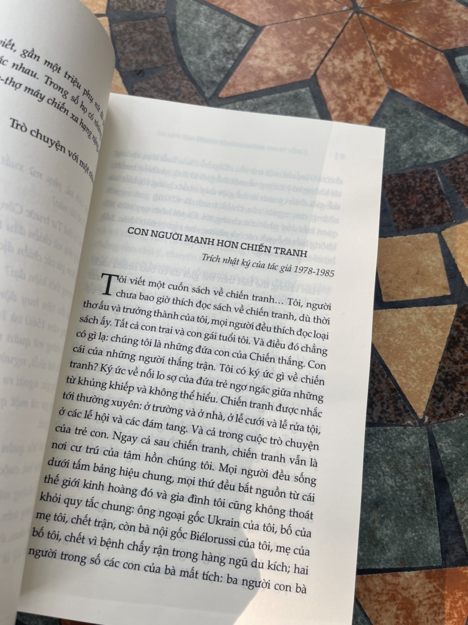 CHIẾN TRANH KHÔNG CÓ MỘT KHUÔN MẶT PHỤ NỮ - Svetlana Alexievich – Nguyên Ngọc – Tao Đàn - NXB Hà Nội