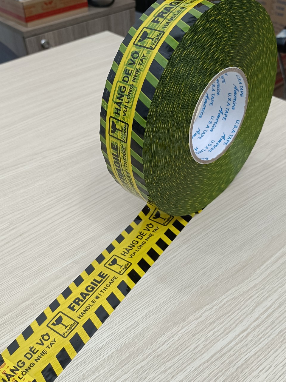 1 cuộn băng keo in chữ hàng dễ vỡ, cuộn to loại 1kg/cuộn