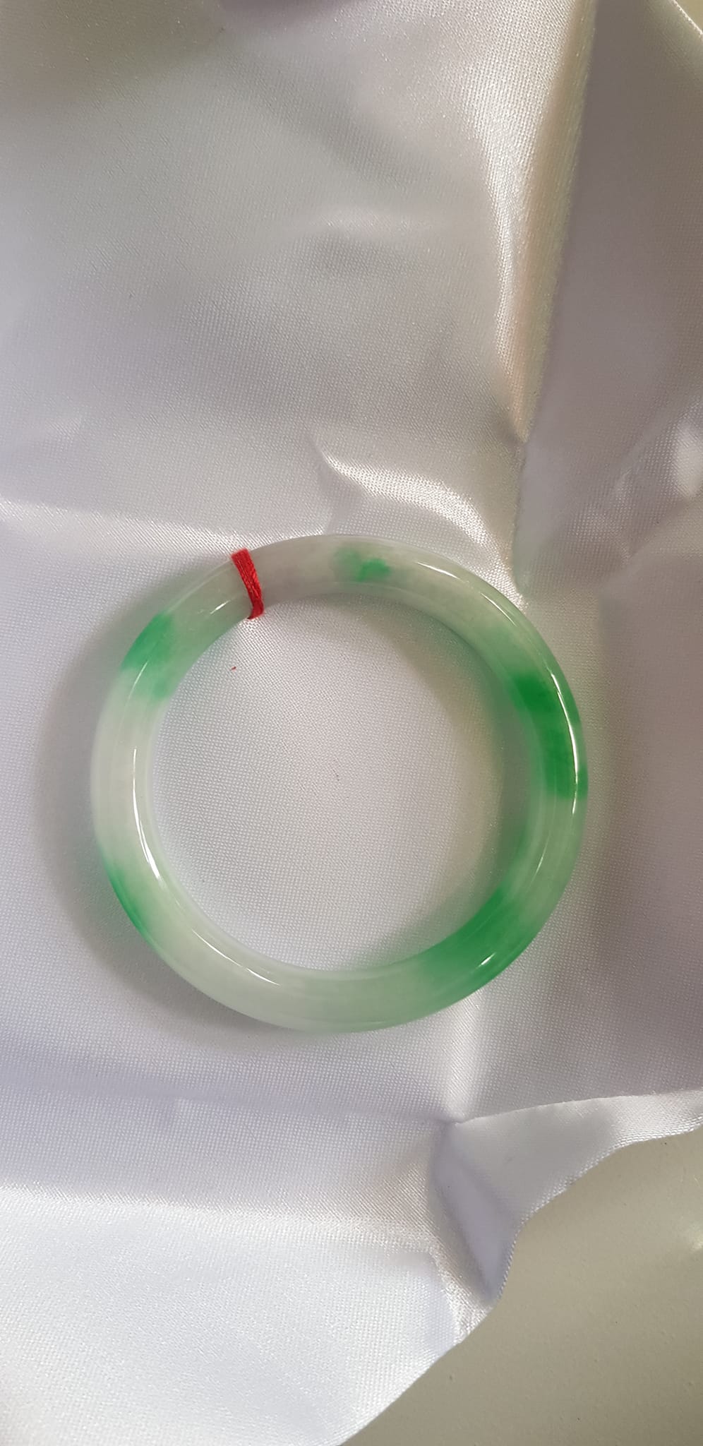 Vòng tay nữ đá Cẩm Thạch tự nhiên mới TR LÝ IC 51mm x chột 8mm Vòng màu trắng xanh lý vân bóng đều đẹp nữ 50kg - 54kg đeo ạ