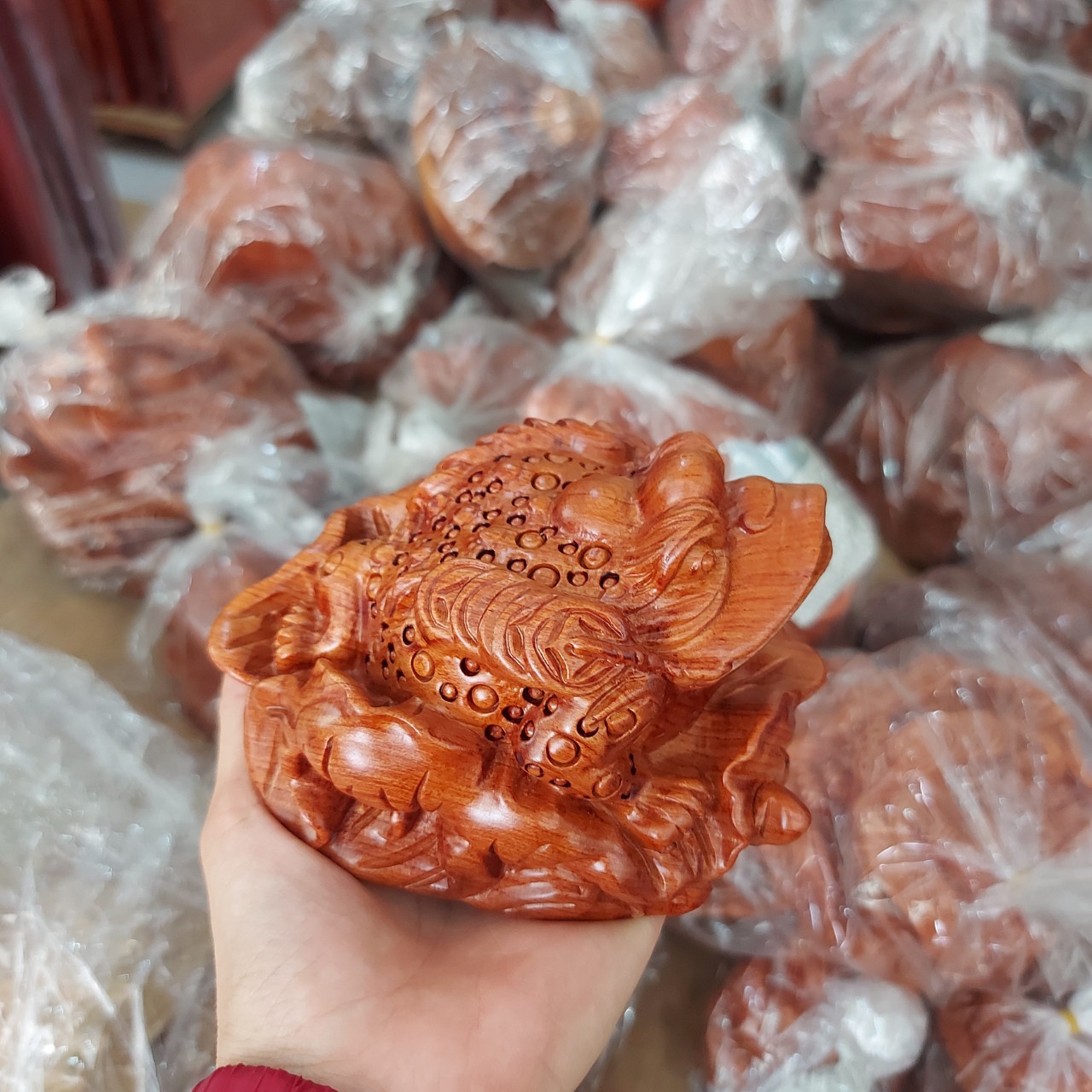 Tượng cóc phong thuỷ hút tài lộc gỗ hương ngang 15cm