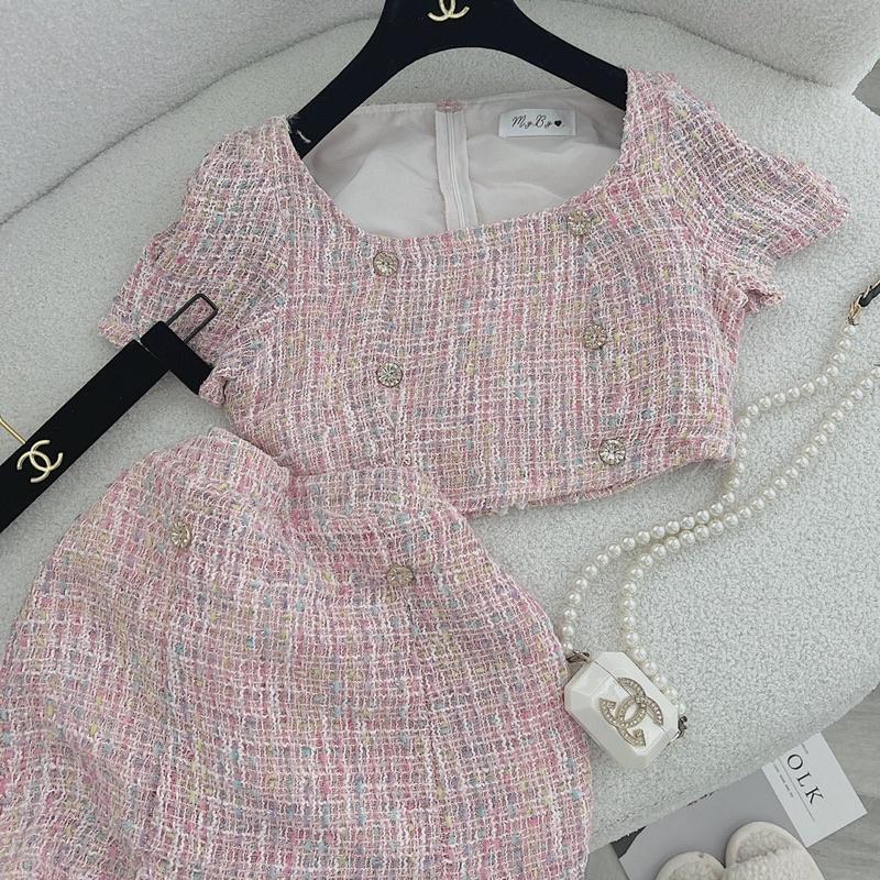 Set dạ hồng áo crop đính nút kèm chân váy ngắn xẻ tà mẫu chị nina lê