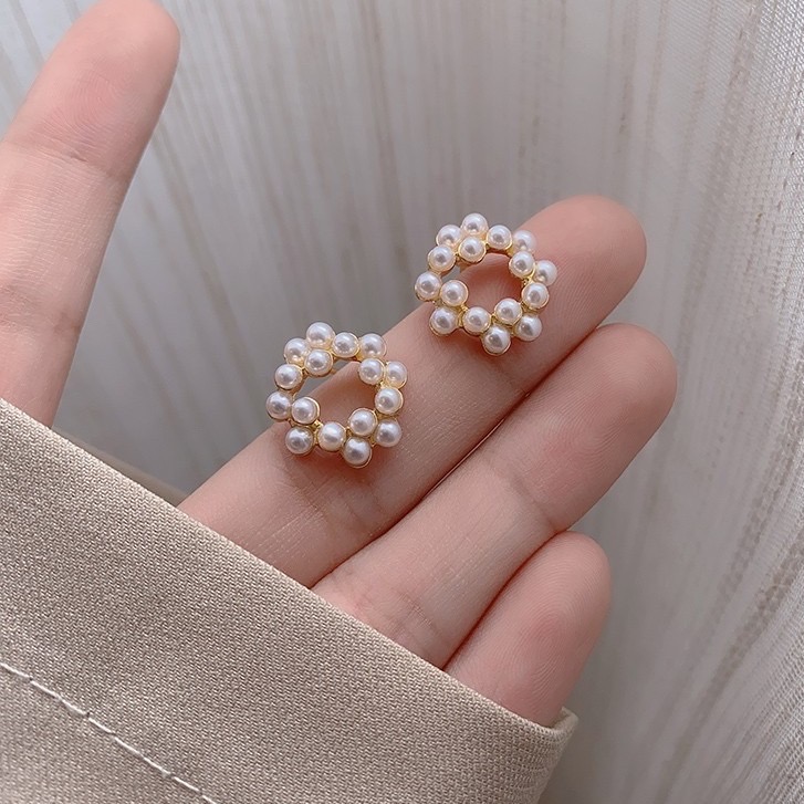 Khuyên tai tròn đính ngọc trai nhân tạo sang chảnh