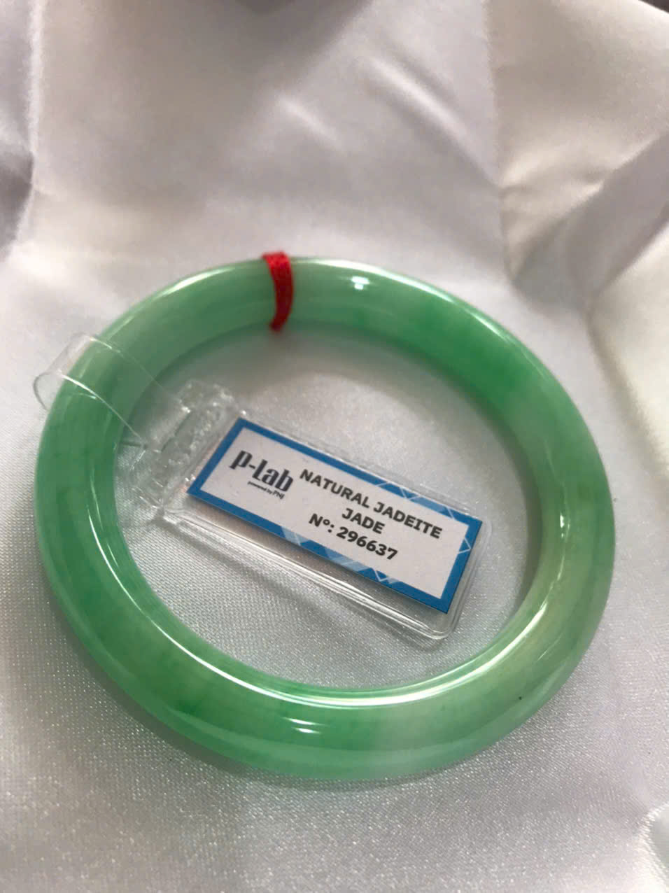 Chiếc Vòng Tay Đá Ngọc Cẩm Thạch Tự Nhiên Vip Lý Đẹp Ni 53mm x chột 8,2mm kiểm định kèm giấy chứng nhận P Lab Ni 296637 Màu Xanh Lý Tươi trắng xanh nhẹ bóng mượt sịn sang nữ 52kg - 60kg đeo ạ
