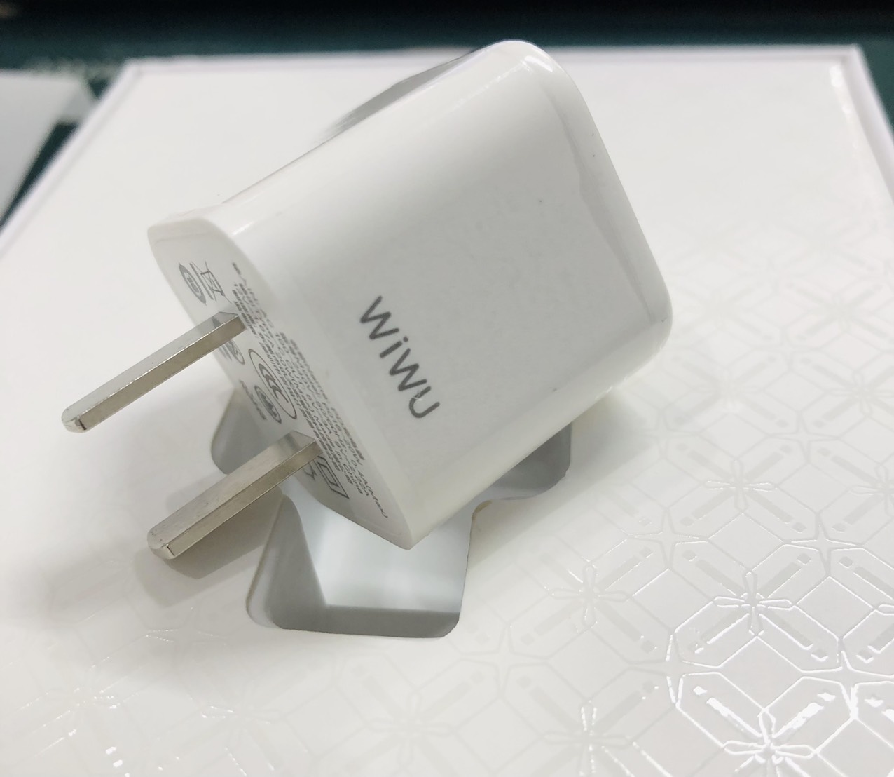 Củ Wiwu Fast Charger P016 cho mọi loại Smart Phone cao cấp trên thị trường có tích hợp sạc nhanh 20W - Hàng chính hãng