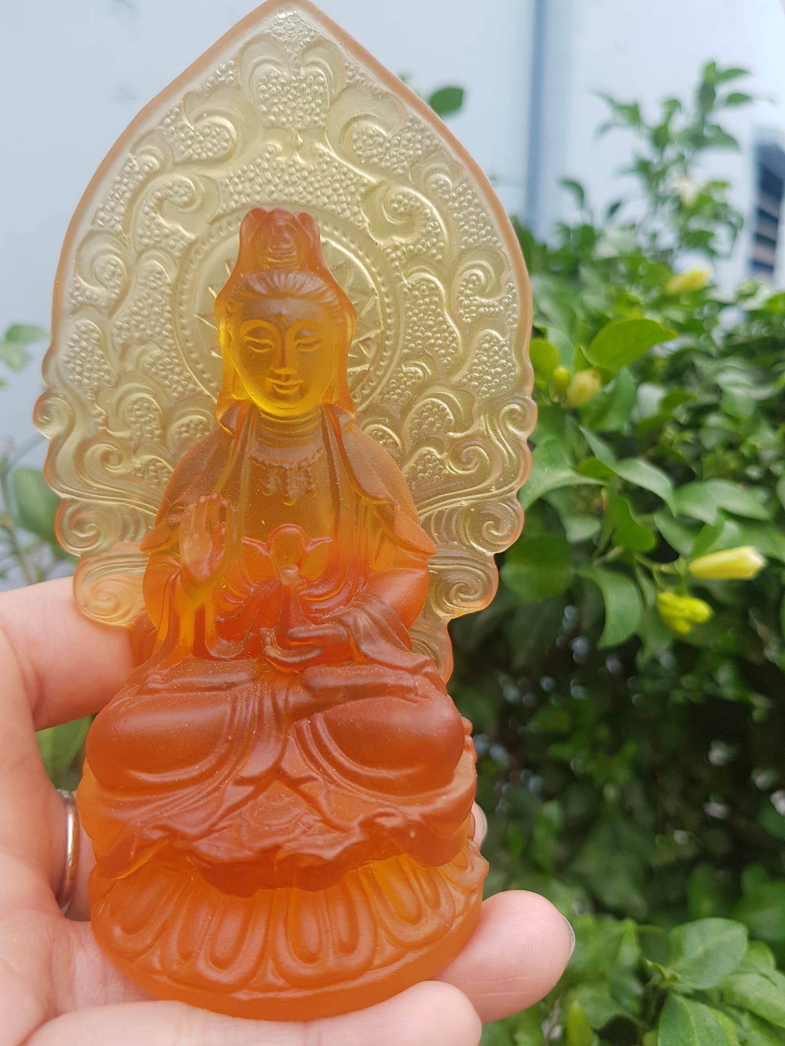 TƯỢNG PHẬT BÀ QUAN ÂM MỚI ĐÁ LƯU LY VÀNG ĐẬM ĐỂ TRONG XE HƠI hoặc BÀN cao 12cm x đk 7cm x đế 5cm Mệnh KIM mệnh THỔ mệnh THUỶ ạ