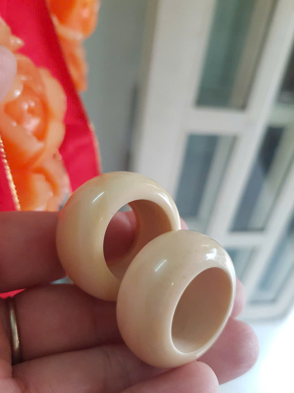 Nhẫn Nam Giả Ngà hay Xương Mỹ Nghệ màu trắng Ni 19mm Cao 15mm Dầy 6mm Dành Cho Các Anh Nam đeo nhẫn ngón tay cái hay bất kỳ ngón tay nào ni lọt vừa tay là 19mm rẻ vẫn đẹp như thường ạ