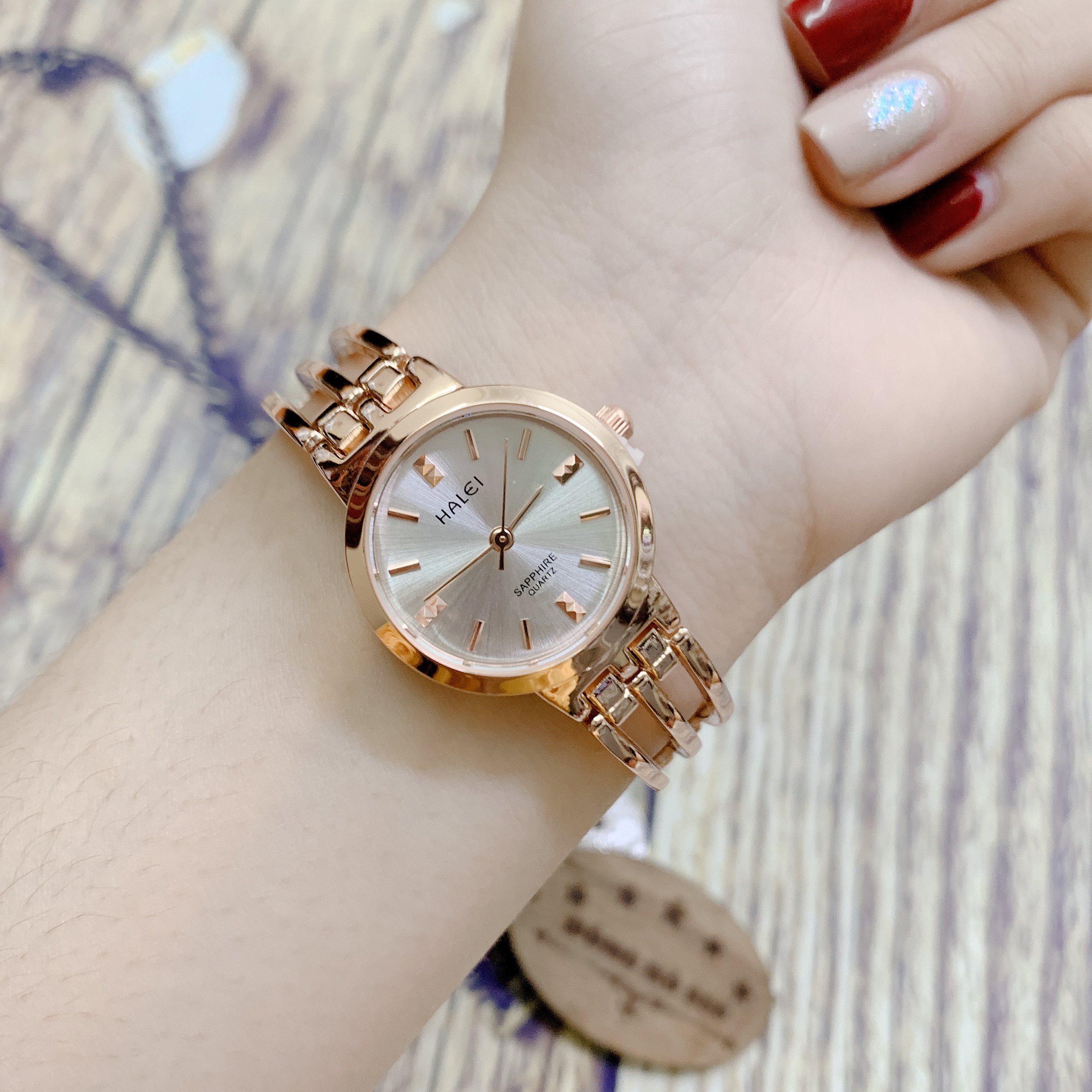Đồng Hồ Nữ Halei Dáng Lắc Mặt Tròn HL5010