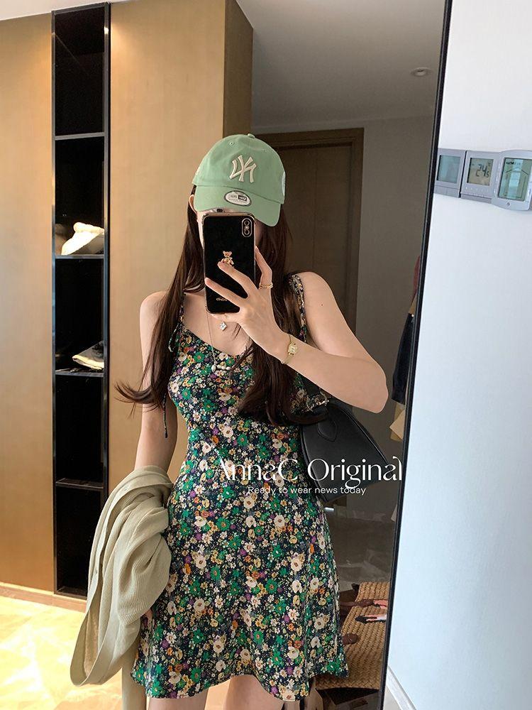 DONGSHOP 2023 Mùa hè Hàn Quốc cổ điển sling váy hoa mảnh đầm thiết kế phụ nữ nhỏ v cổ khí chất một từ váy ngắn