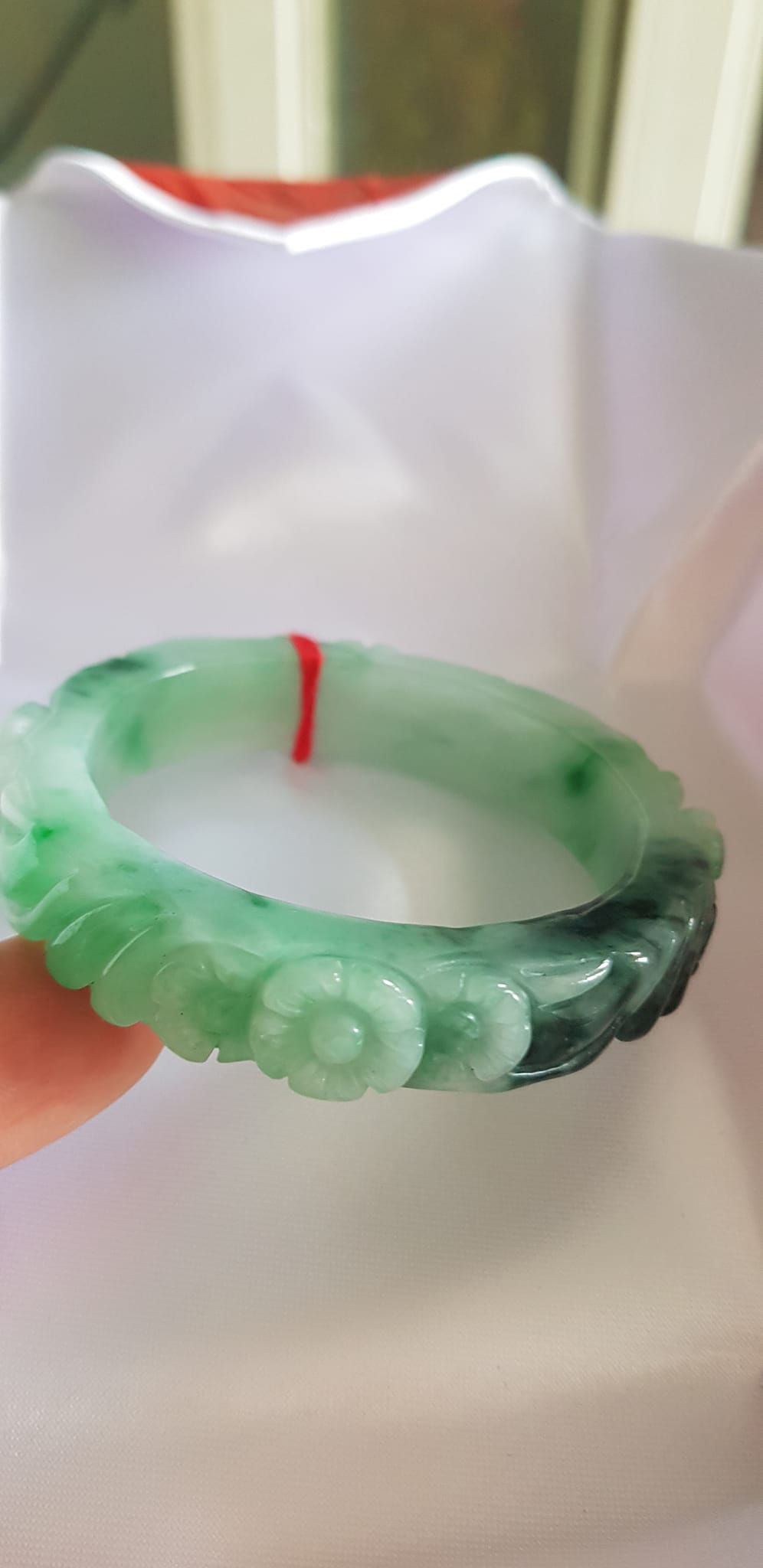Vòng cẩm thạch tự nhiên chạm Bông Hoa Mai tròn mới đẹp tuyệt vời bản vuông Ni 48mm x cao 12mm x dầy 8mm 100% Đá cẩm thạch thiên nhiên màu Xanh ngọc bóng đẹp đều cả vòng điểm xanh sơn thủy đậm 1 góc thiệt đẹp Nữ 35kg - 48kg đeo ạ